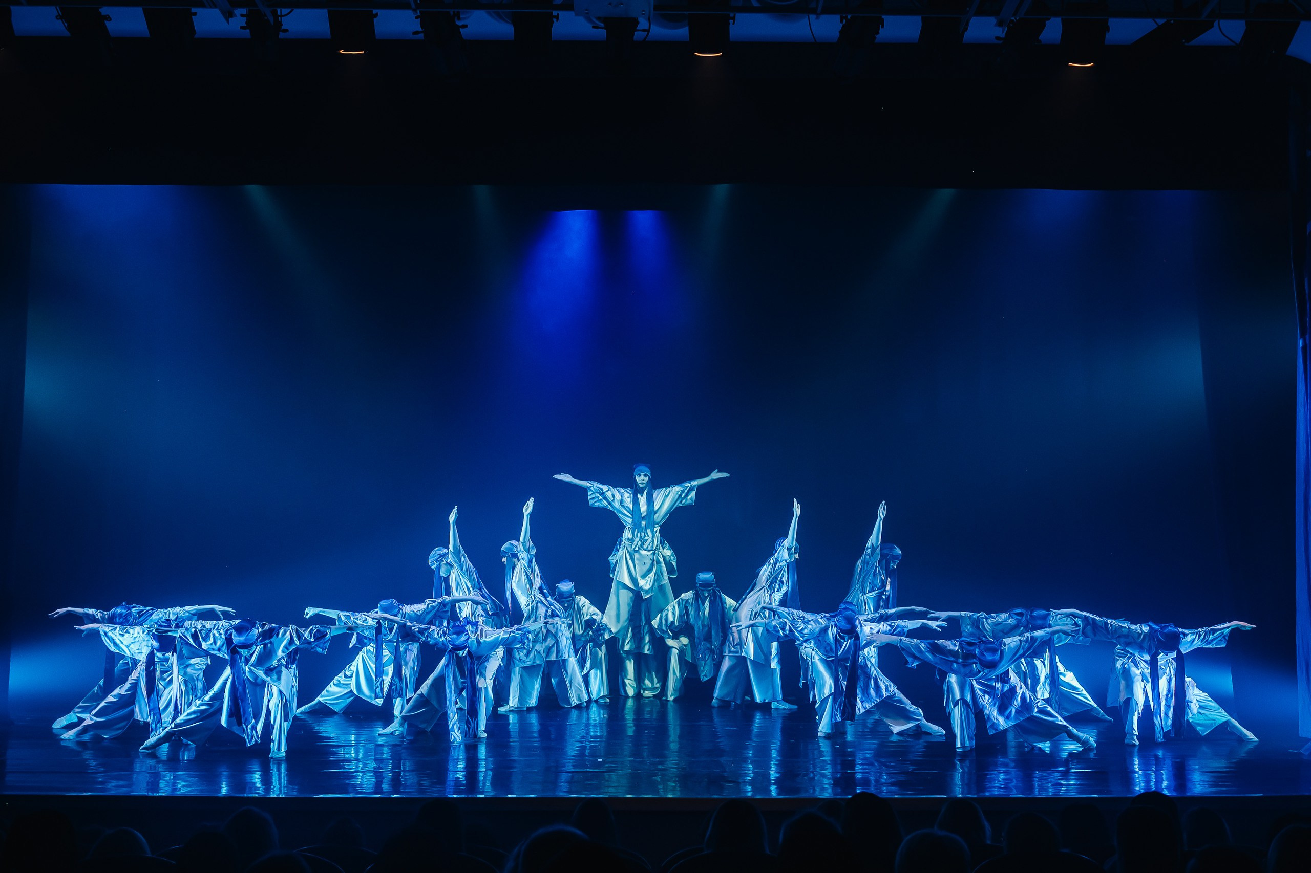 Танцевальное шоу «Ароматы. Путь к себе». Художник по свету Максим Сергачев