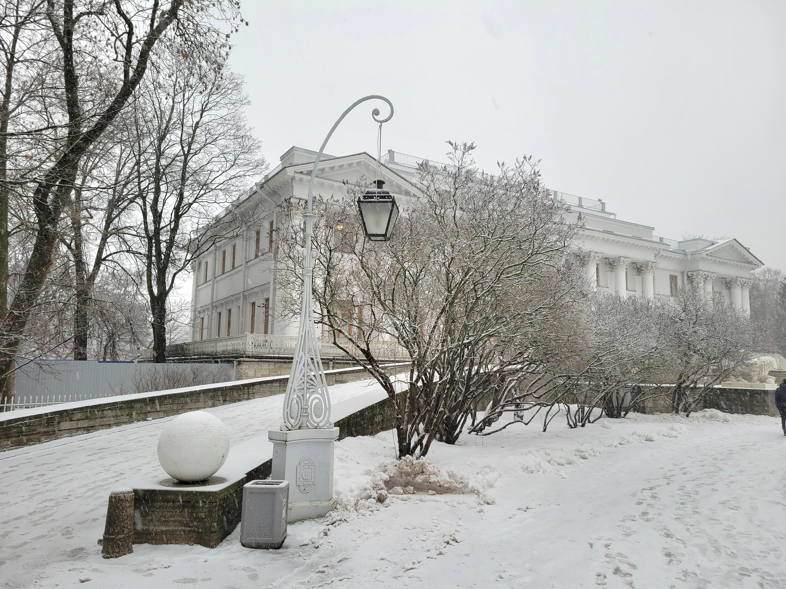 На улице белая мгла и приближение НГ ощущается везде