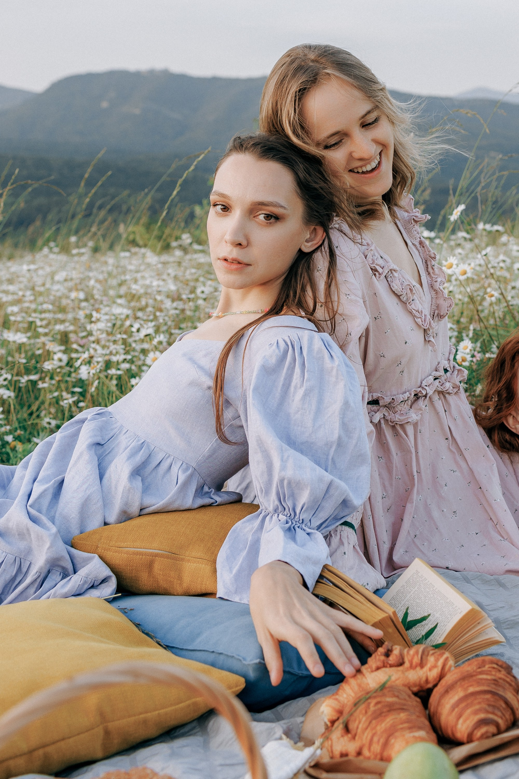 Picnic in the chamomile field in Georgia. Fedor Lemeshko — Destination Wedding and Family Lifestyle photographer