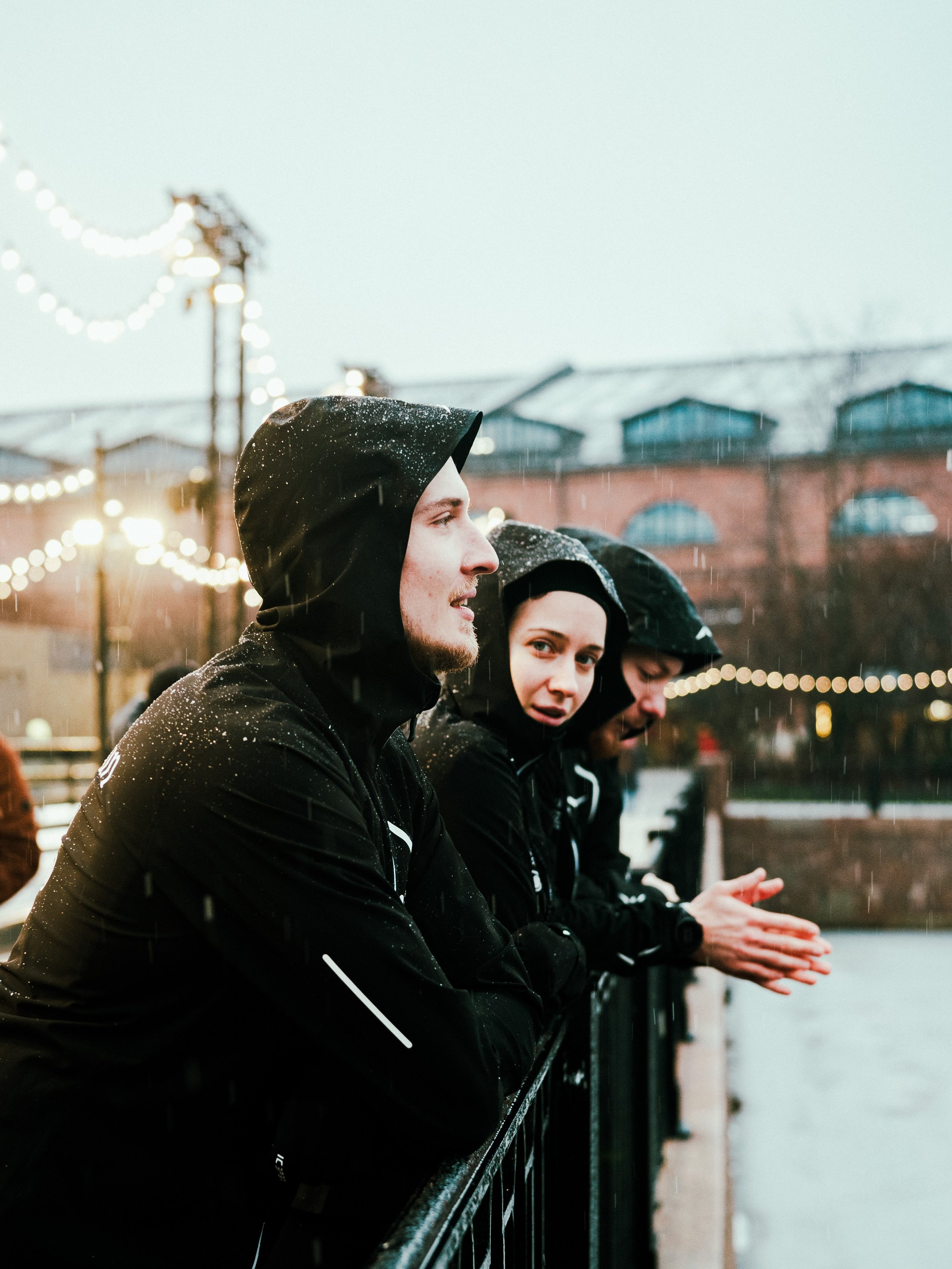 Social Run Community x Anta. Зимняя городская новогодняя фотосессия спортивной одежды от бегового клуба social run community. Портретный и репортажный фотограф в Санкт-Петербурге Смоляков Максим