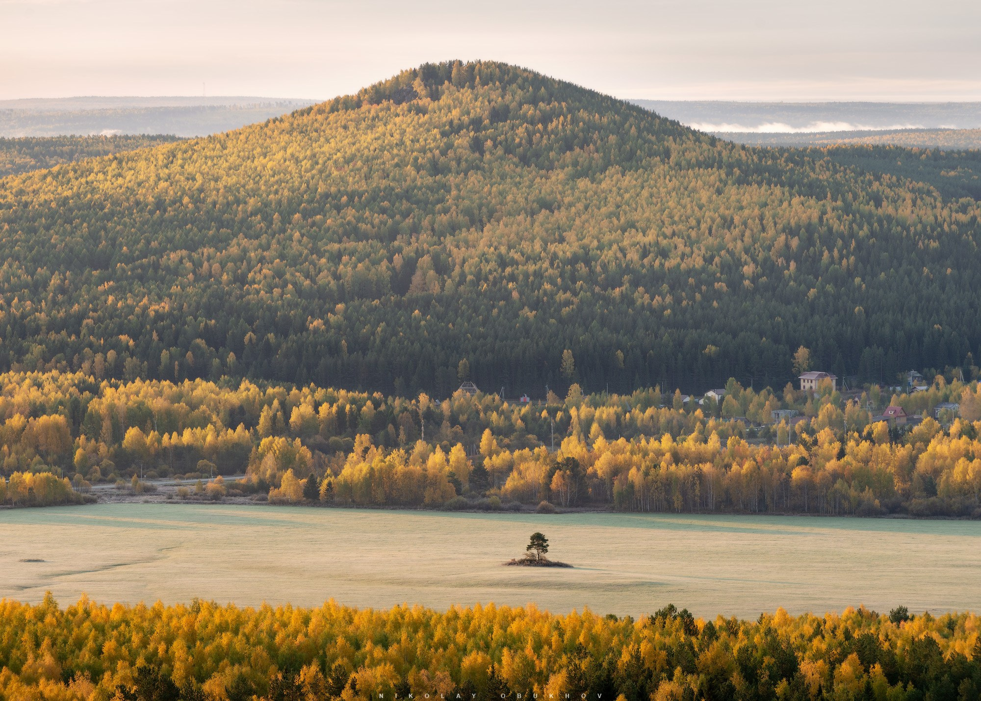 Осенний вид на гору Липовая и поселок Черноисточинск.