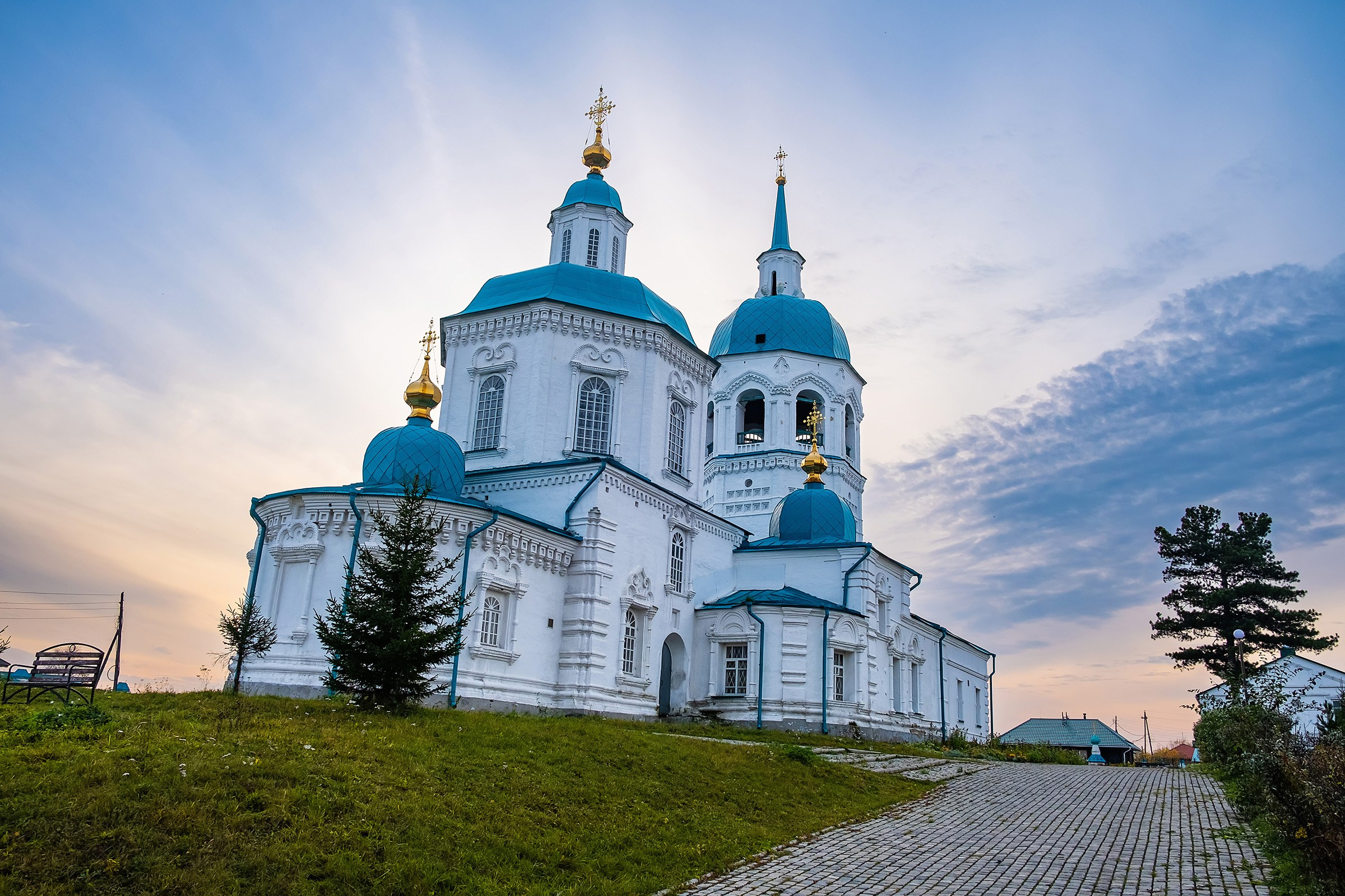 экскурсии Енисейск Красноярск аренда микроавтобуса трансфер индивидуальный тур фото набережная дегустация сибирской кухни интересные места что посмотреть куда сходить что посетить достопримечательности в Енисейске  храм церковь монастырь фототур  цена заказать экскурсию программа маршрут смотровые площадки видовые красивые места путешествие туристический маршрут 