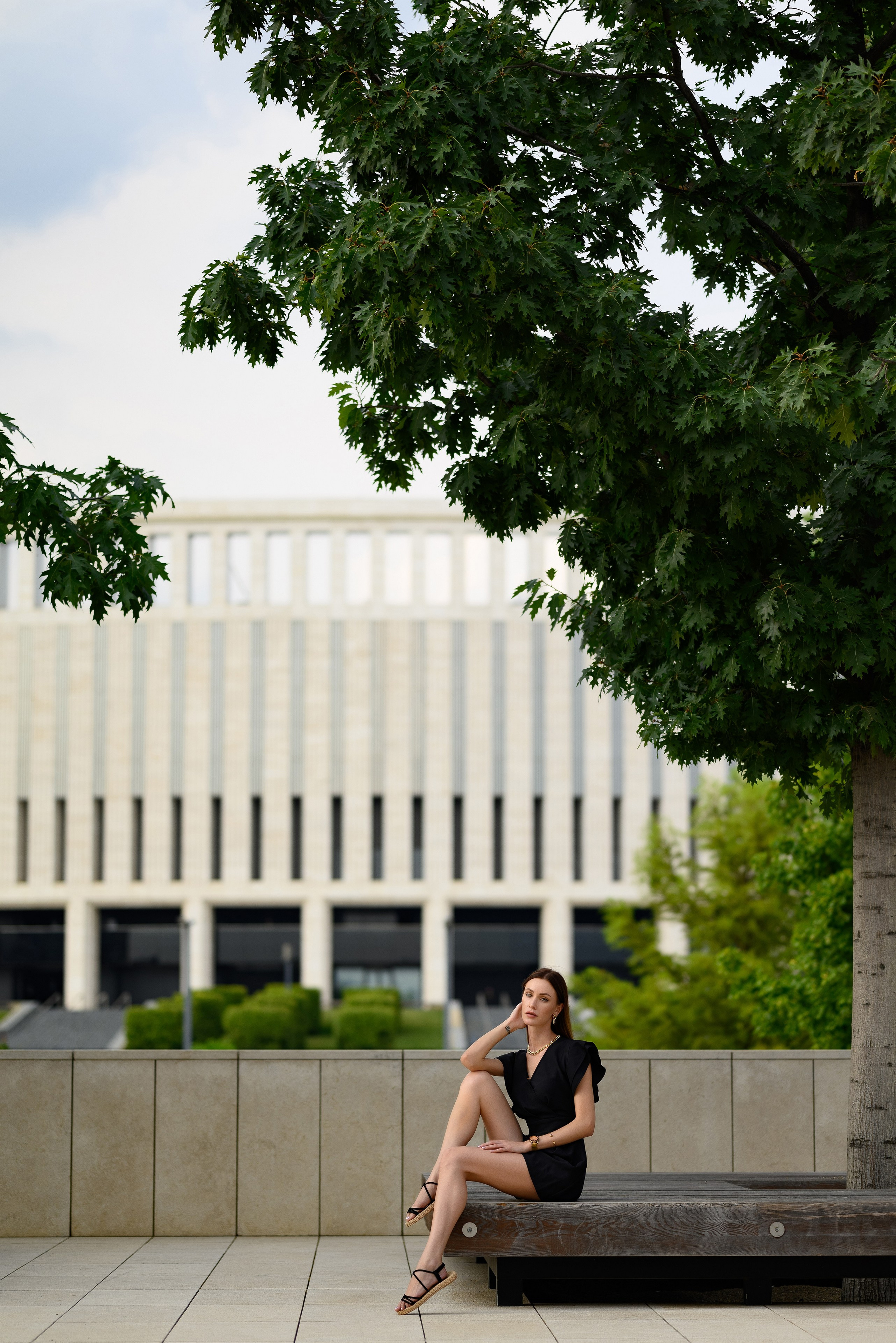 Девушка на фоне стадиона "Краснодар".