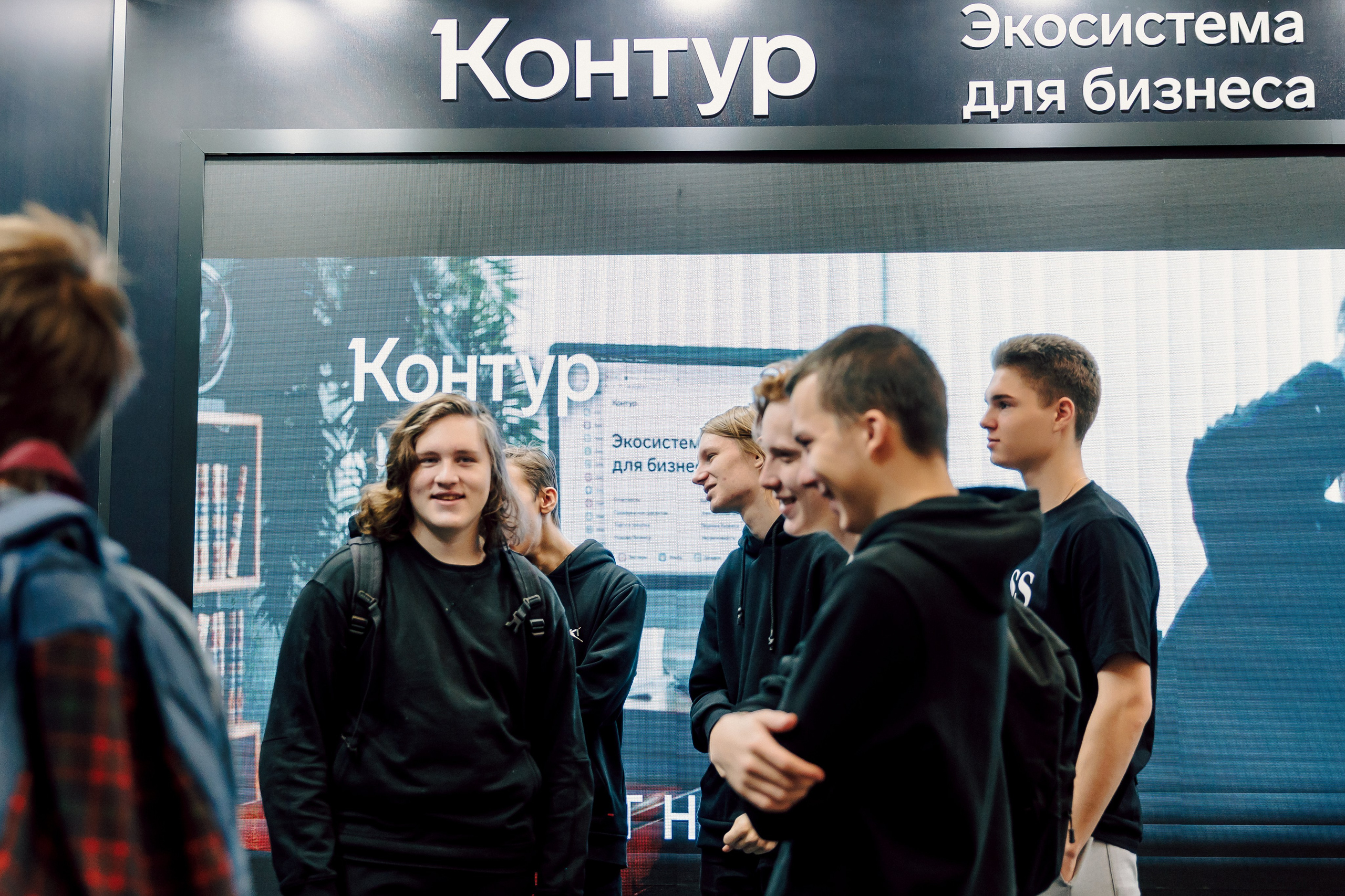 СКБ Контур — Форум будущего — Стенд. Лёшка Варзегов — фотограф