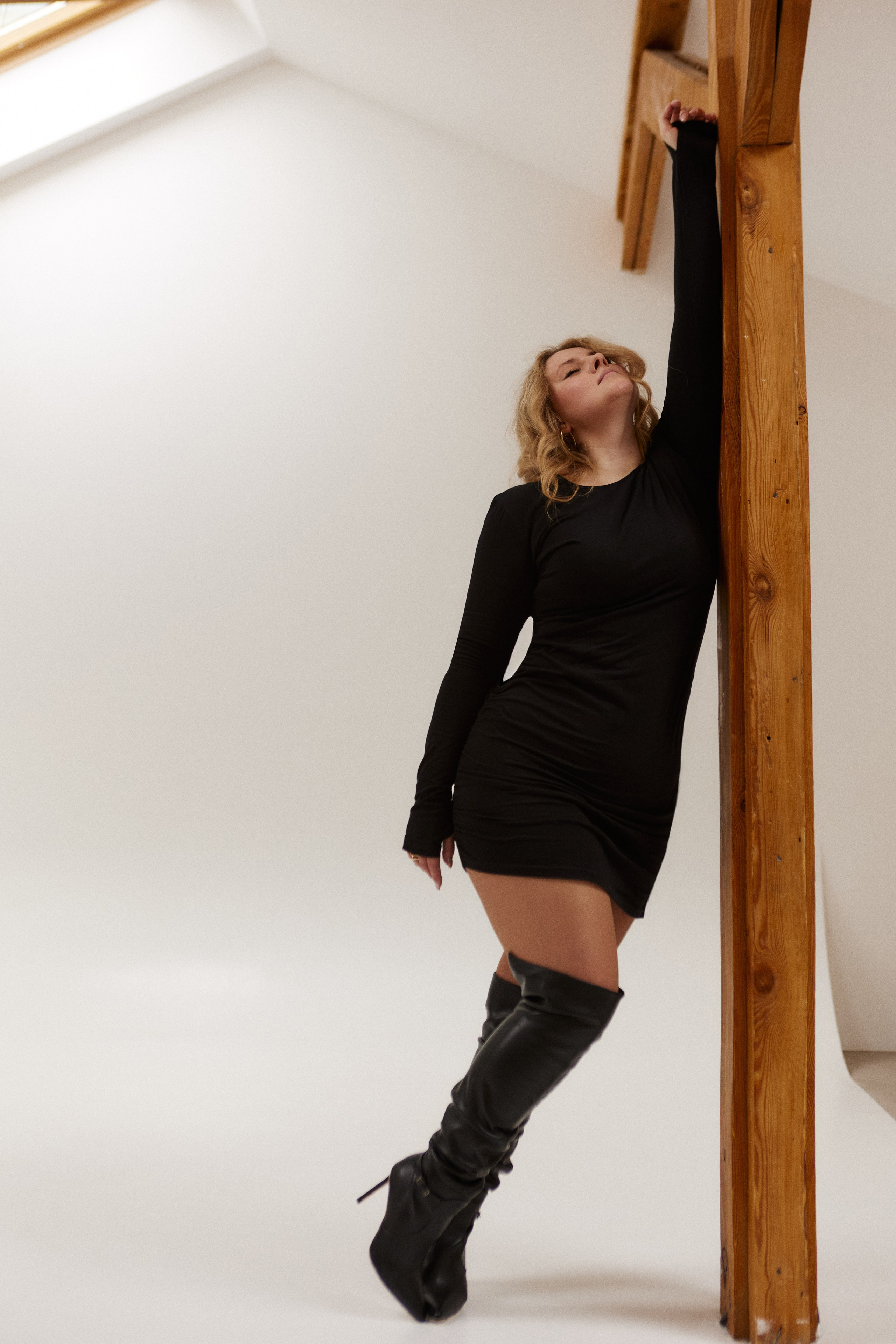 стильная фотосессия в студии, фотосессия черном платье, образ для дерзкой фотосессии,  портретный фотограф в Москве, фотосессия на циклораме