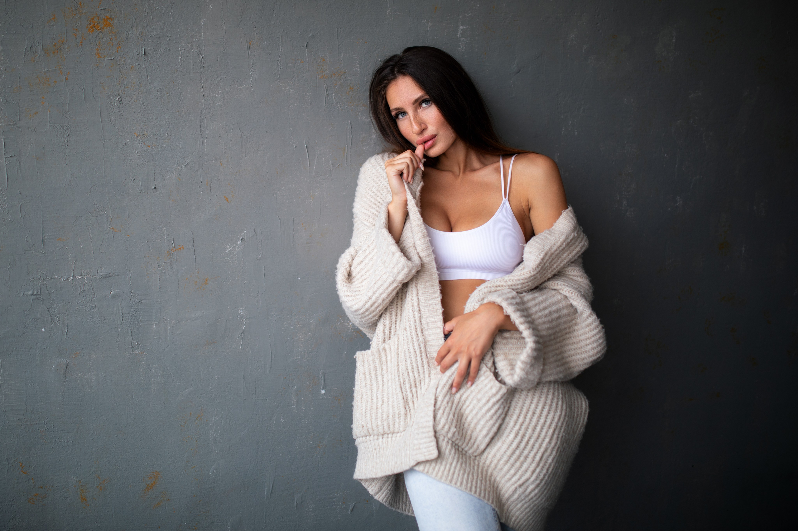 Съемка с Викторией в студии с минимальным интерьером в формате для «себя»