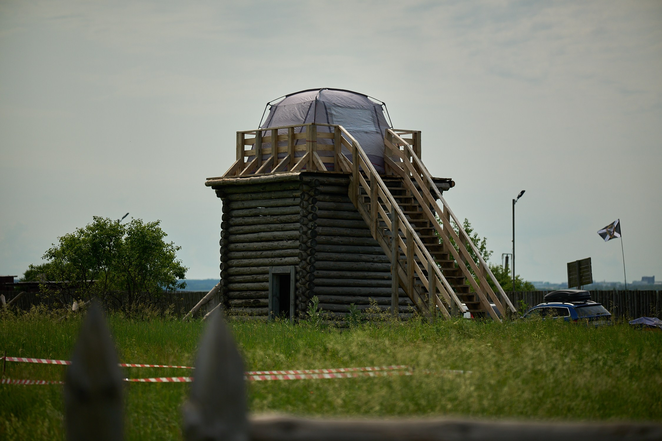 Это кажется не антураж. Кто-то козырно поставил палатку, но людей я там, если честно, ни разу не видел.