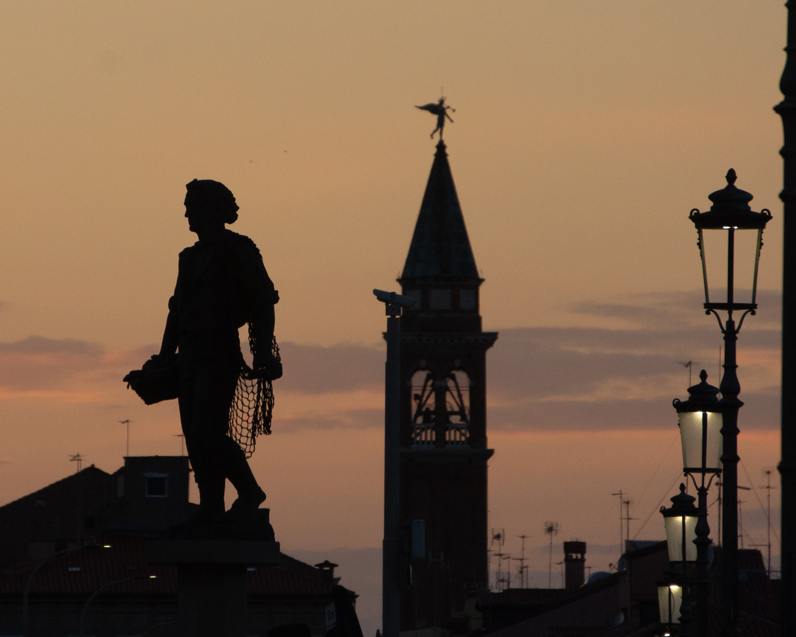 Lanterne di una citta. Fotografo Alina Imanbaeva Trieste e FVG