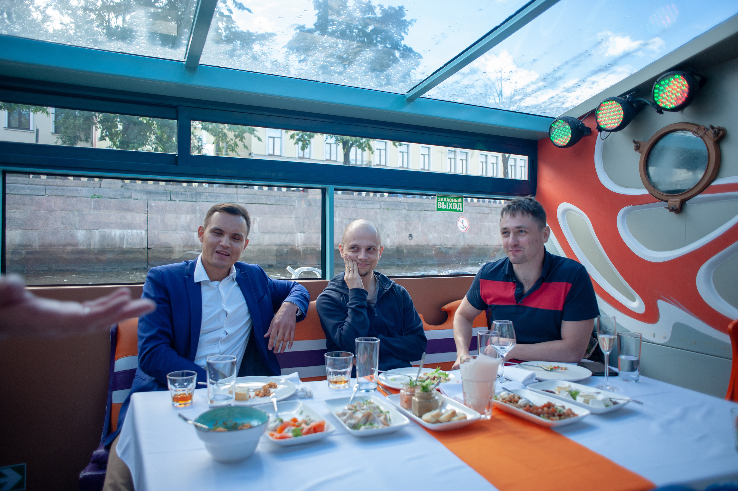 Корпоратив на катере. Фотограф Елизавета Потешкина