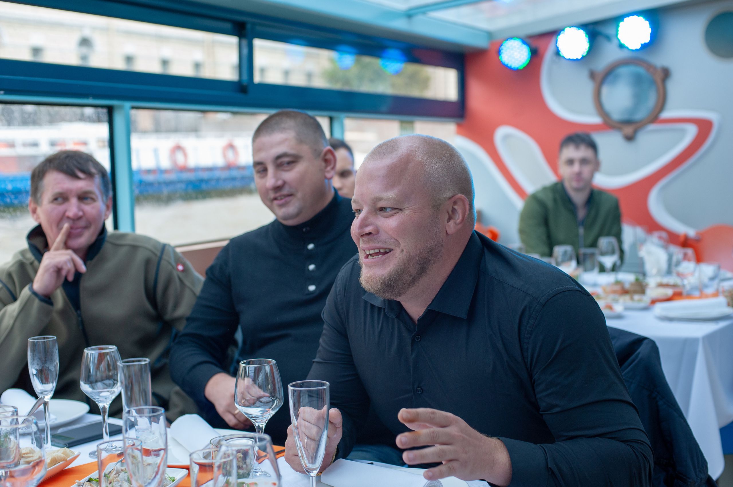 Корпоратив на катере. Фотограф Елизавета Потешкина