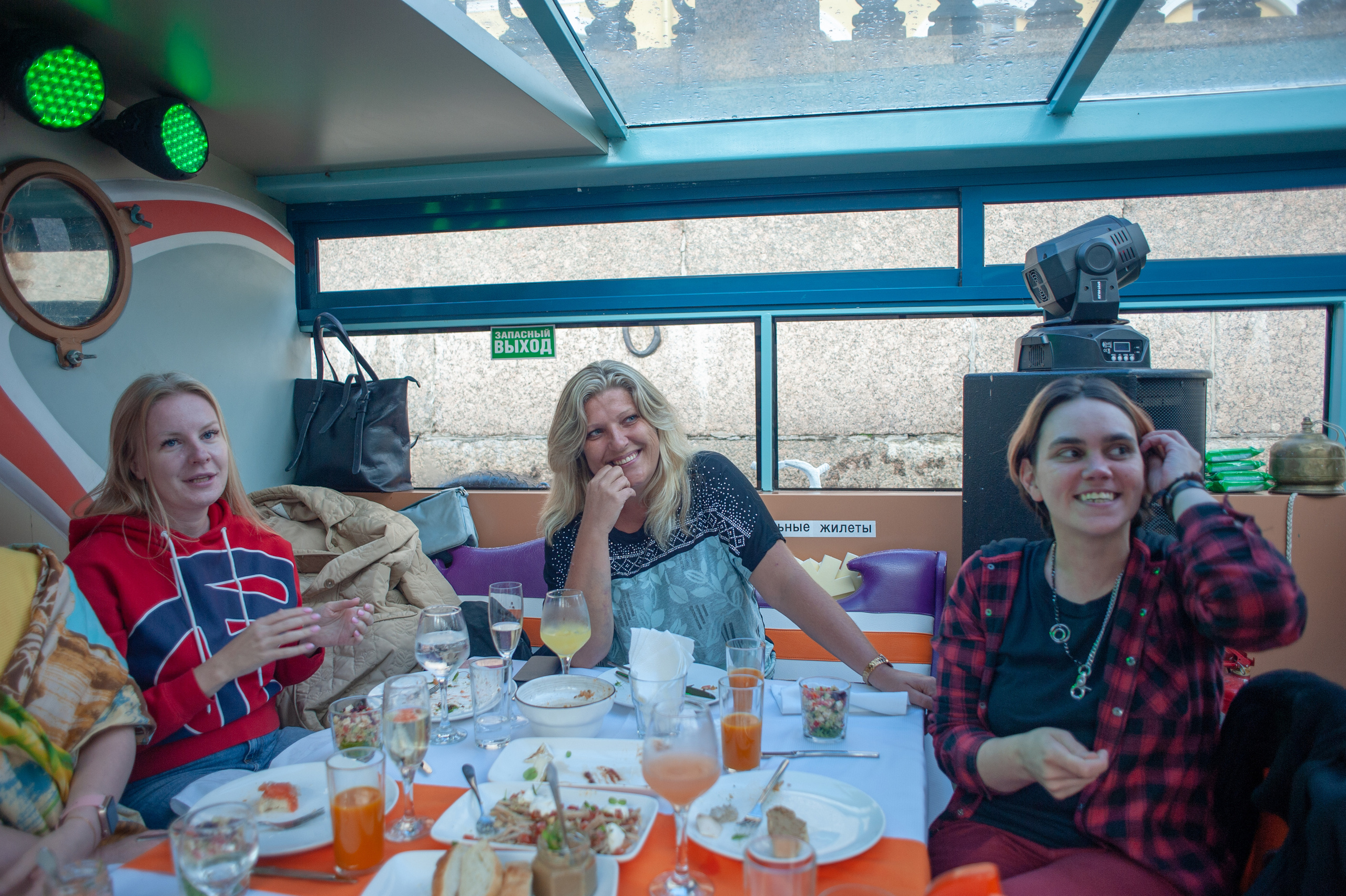 Корпоратив на катере. Фотограф Елизавета Потешкина