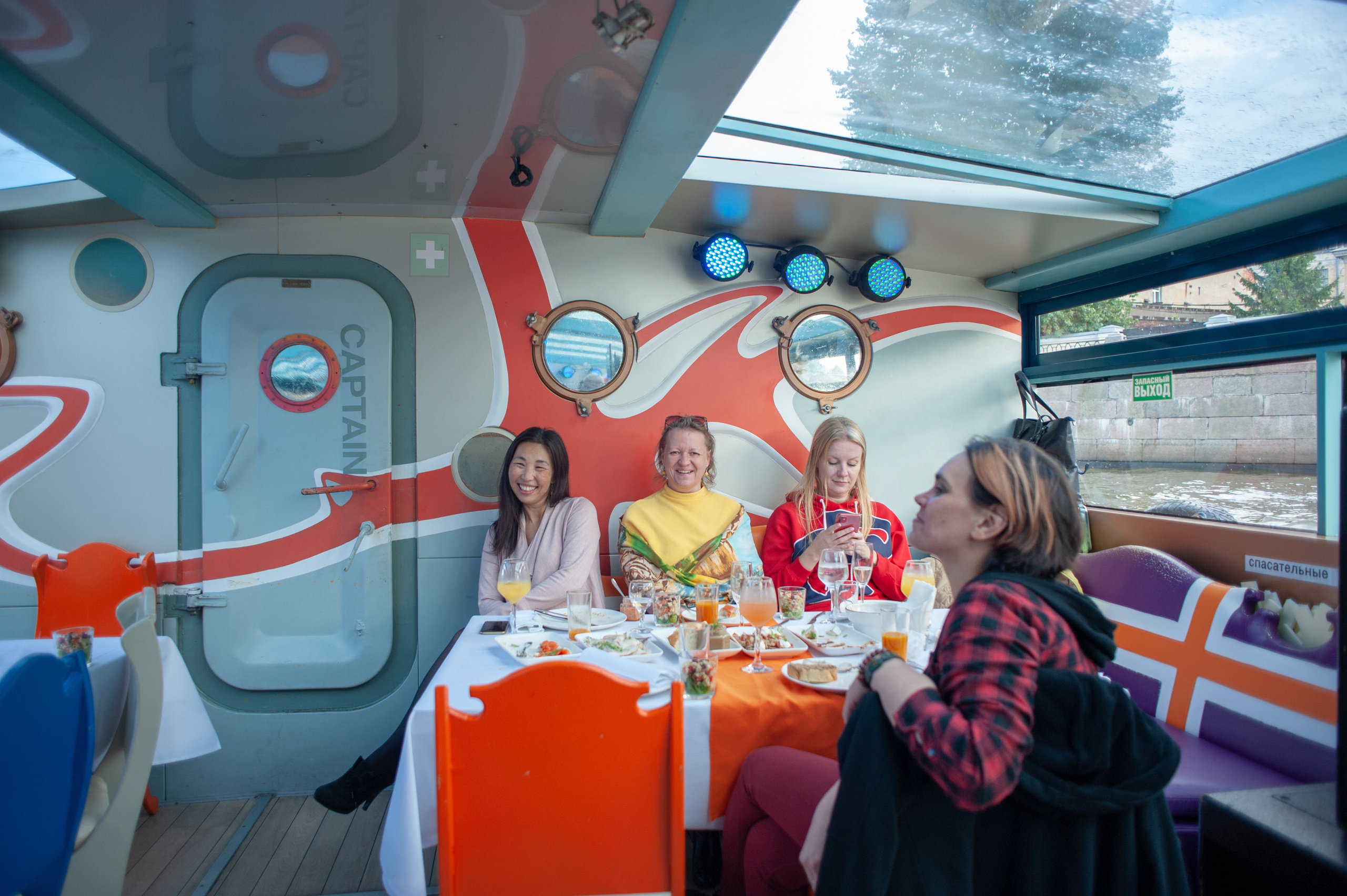 Корпоратив на катере. Фотограф Елизавета Потешкина