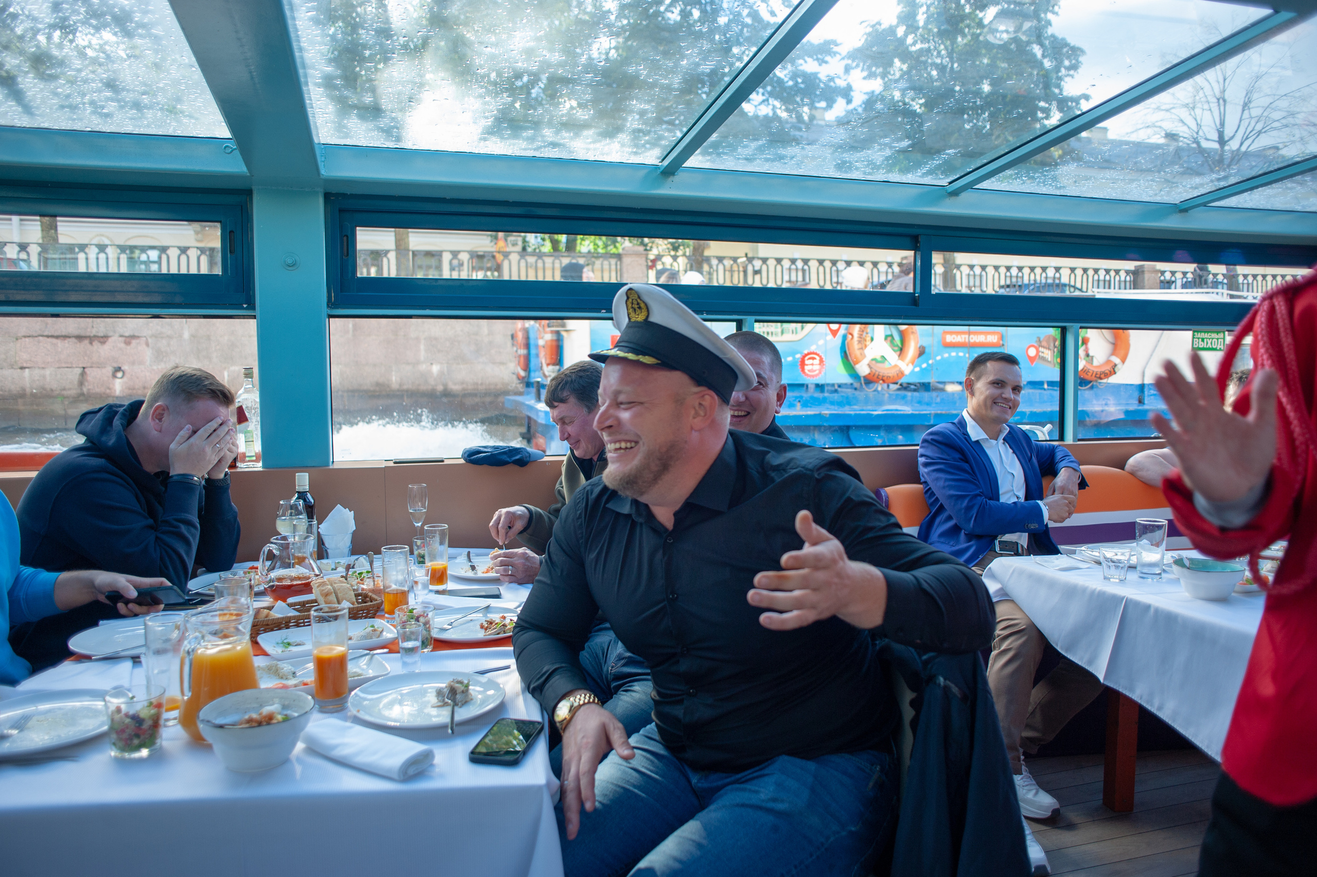 Корпоратив на катере. Фотограф Елизавета Потешкина