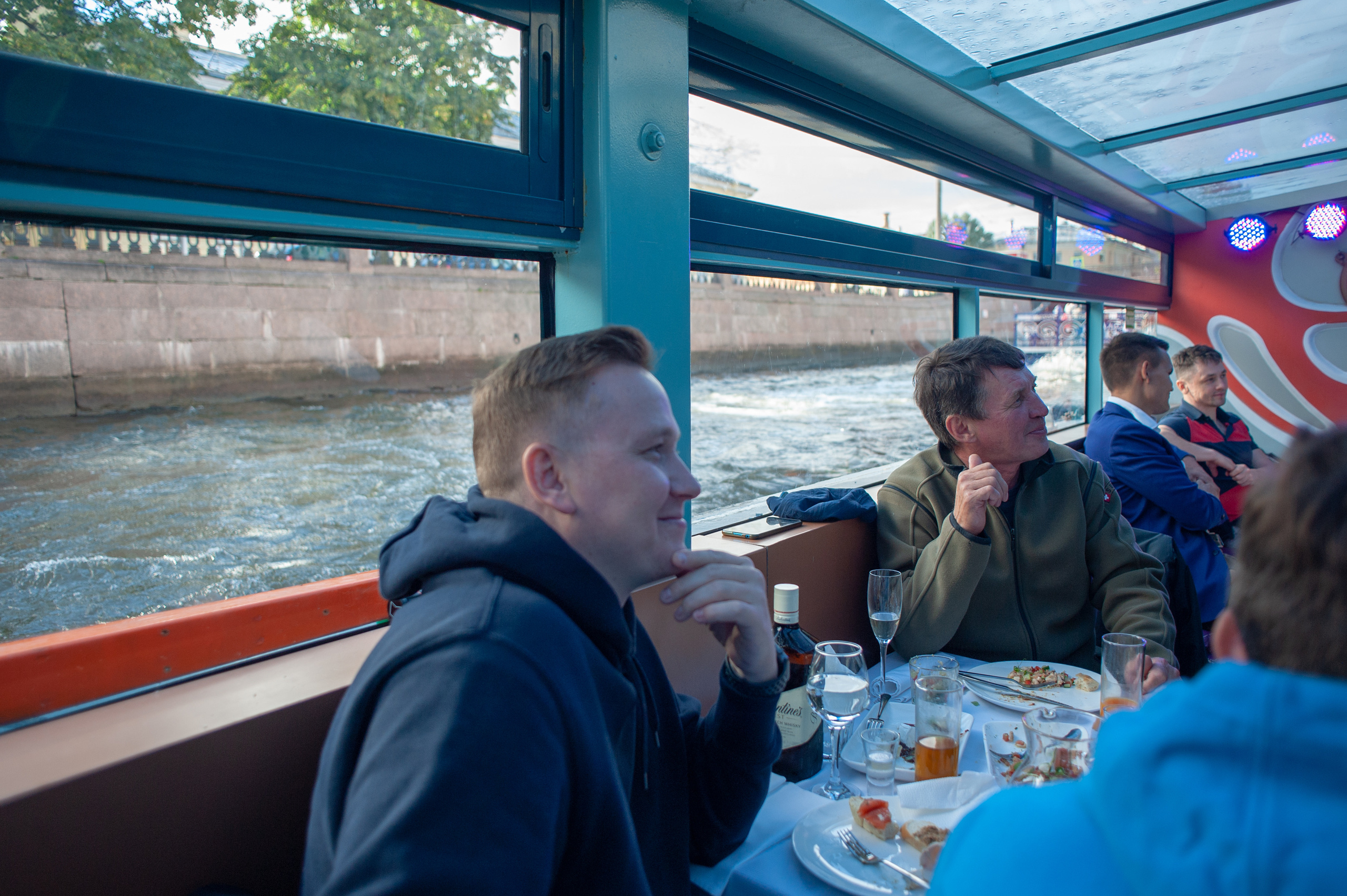 Корпоратив на катере. Фотограф Елизавета Потешкина