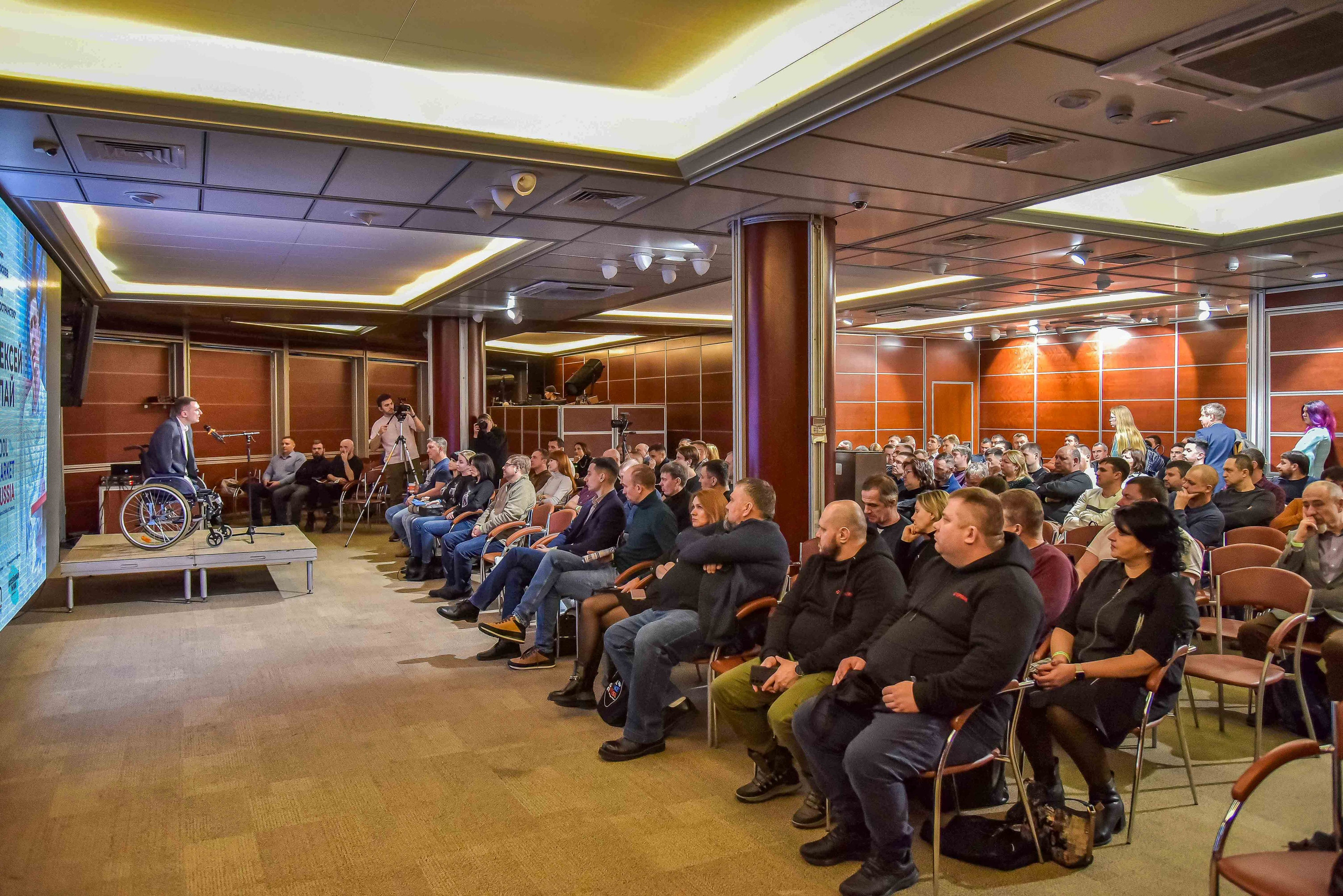 Выступление спикера на выставке в Москве, репортажная фотосъемка мероприятия передает атмосферу мероприятия.