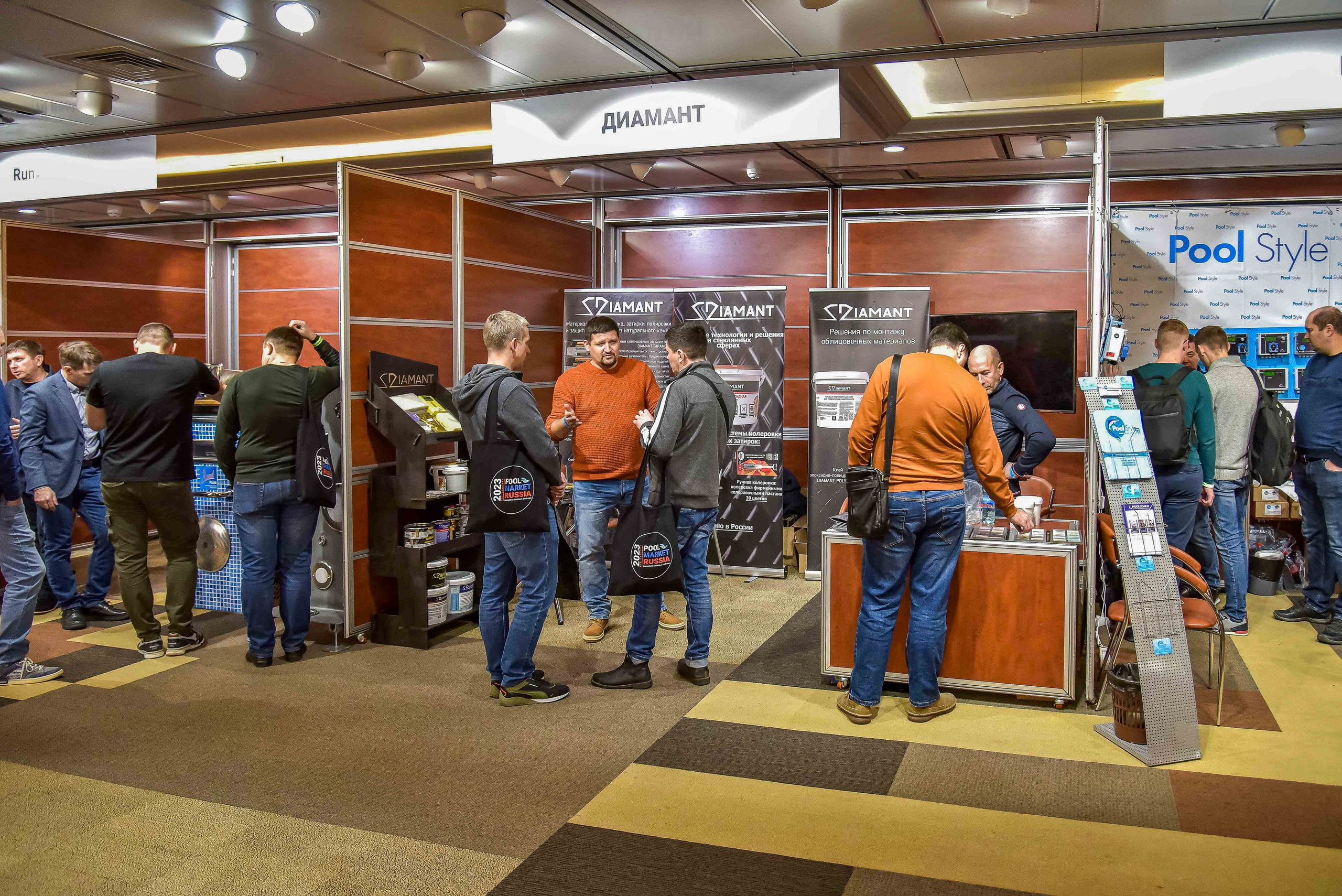 Выступление спикера на выставке в Москве, репортажная фотосъемка мероприятия передает атмосферу мероприятия.