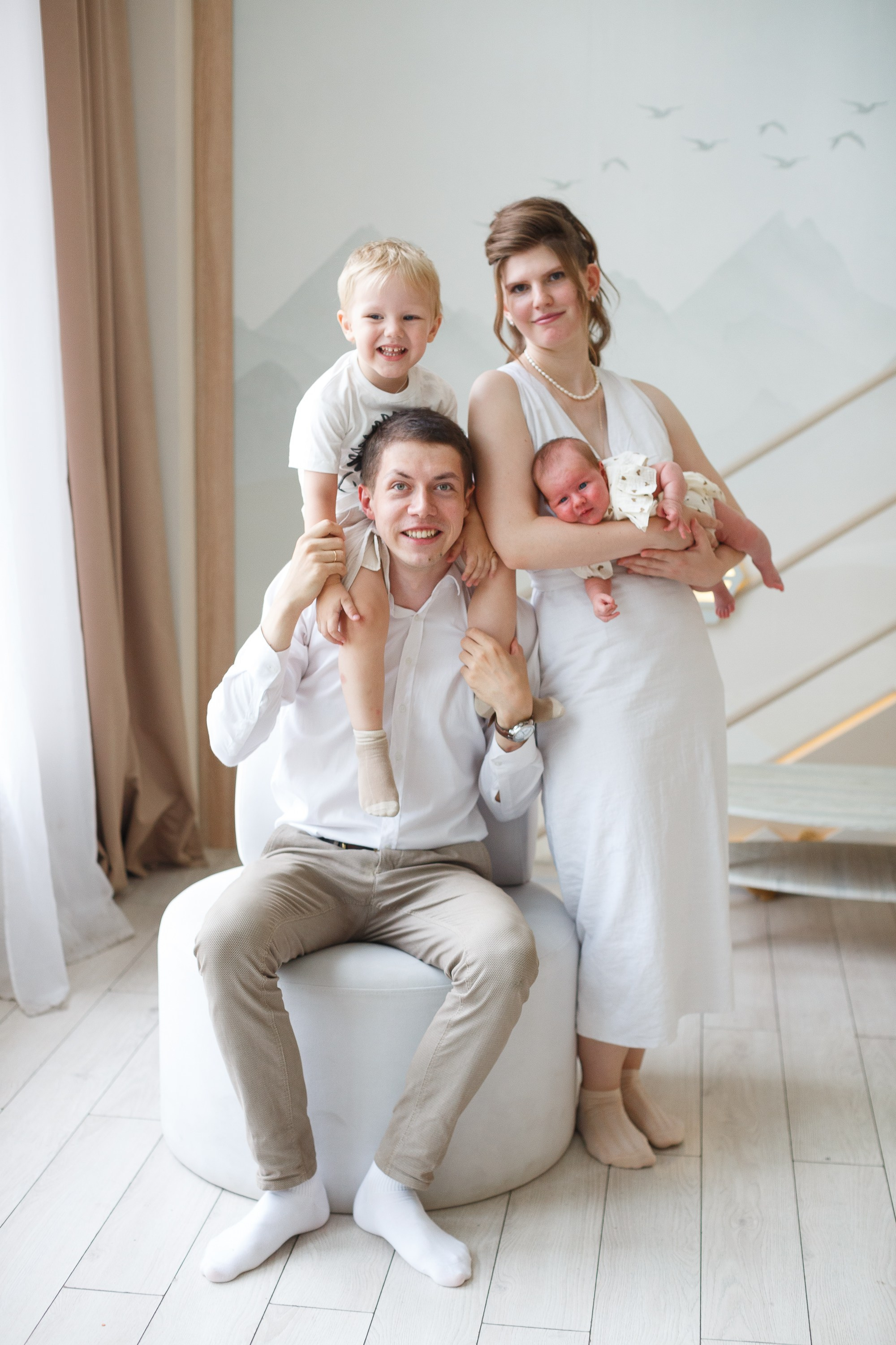 Семейная фотосессия в студии. Фотограф в Москве для семейной фотосессии Юревич Арсений.