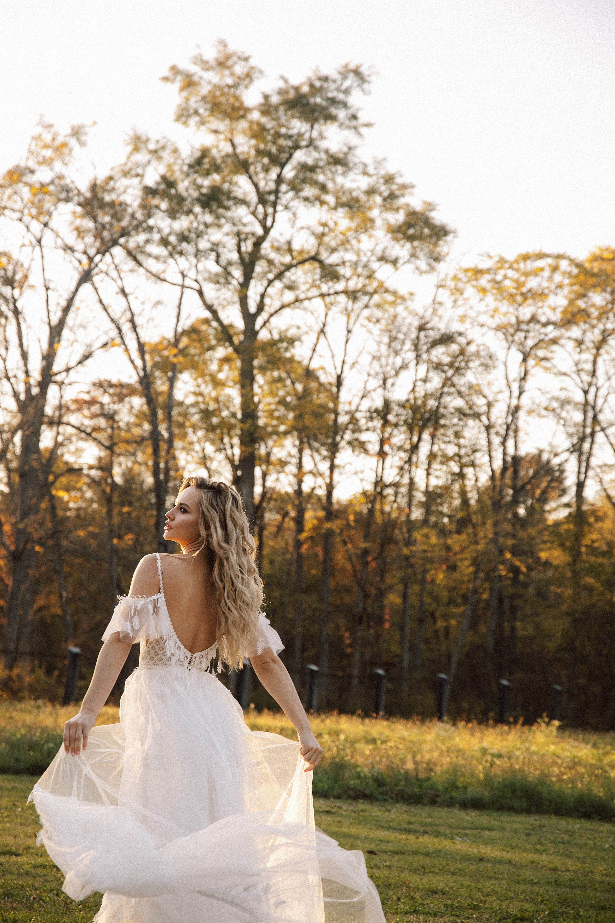 Девушка модель бежит на природе в белом платье