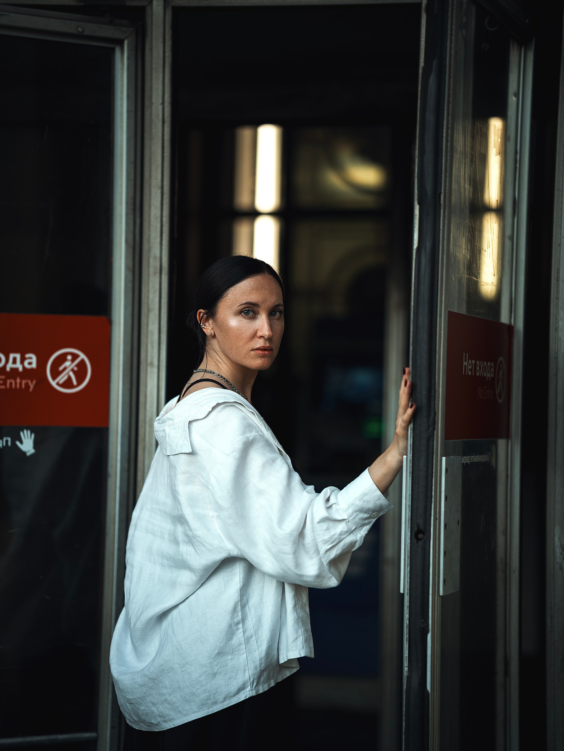 Девушка на улицах Москвы заходит в метро 