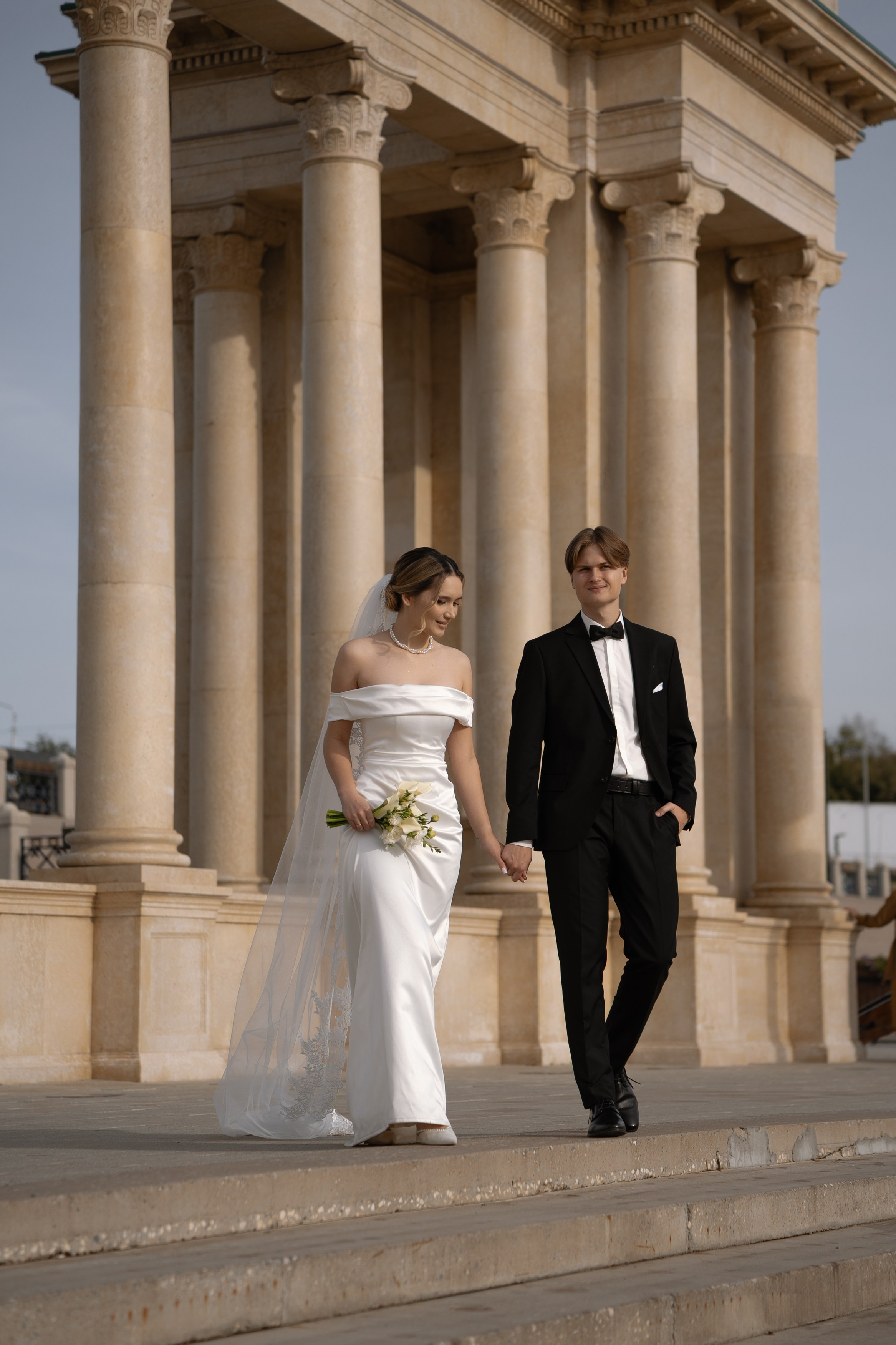 Колоннада на Набережной реки Белой (ост. Монумент Дружбы). Свадебный фотограф в Уфе Лилия Сова