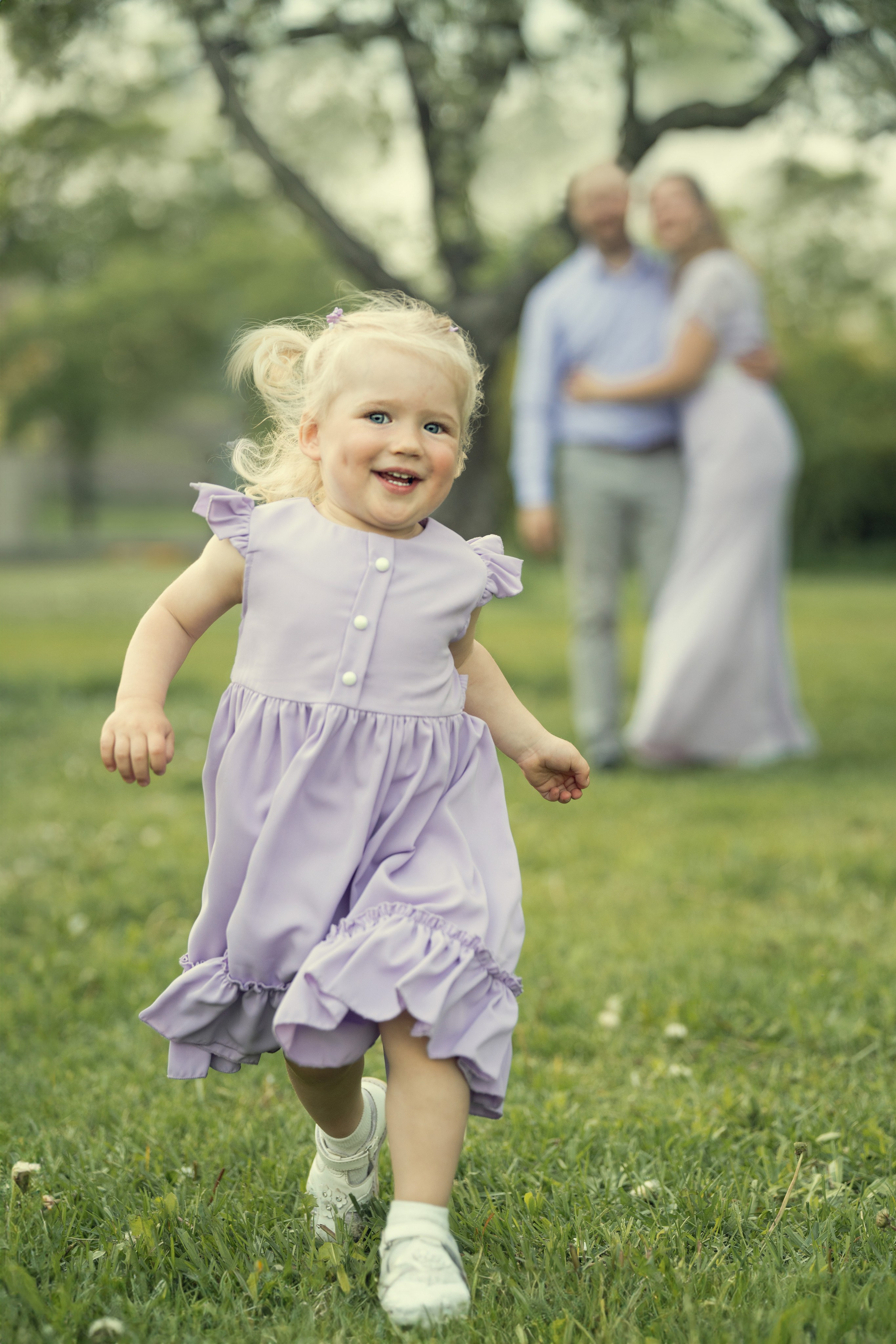 Семейная фотосессия в весеннем цветении сада