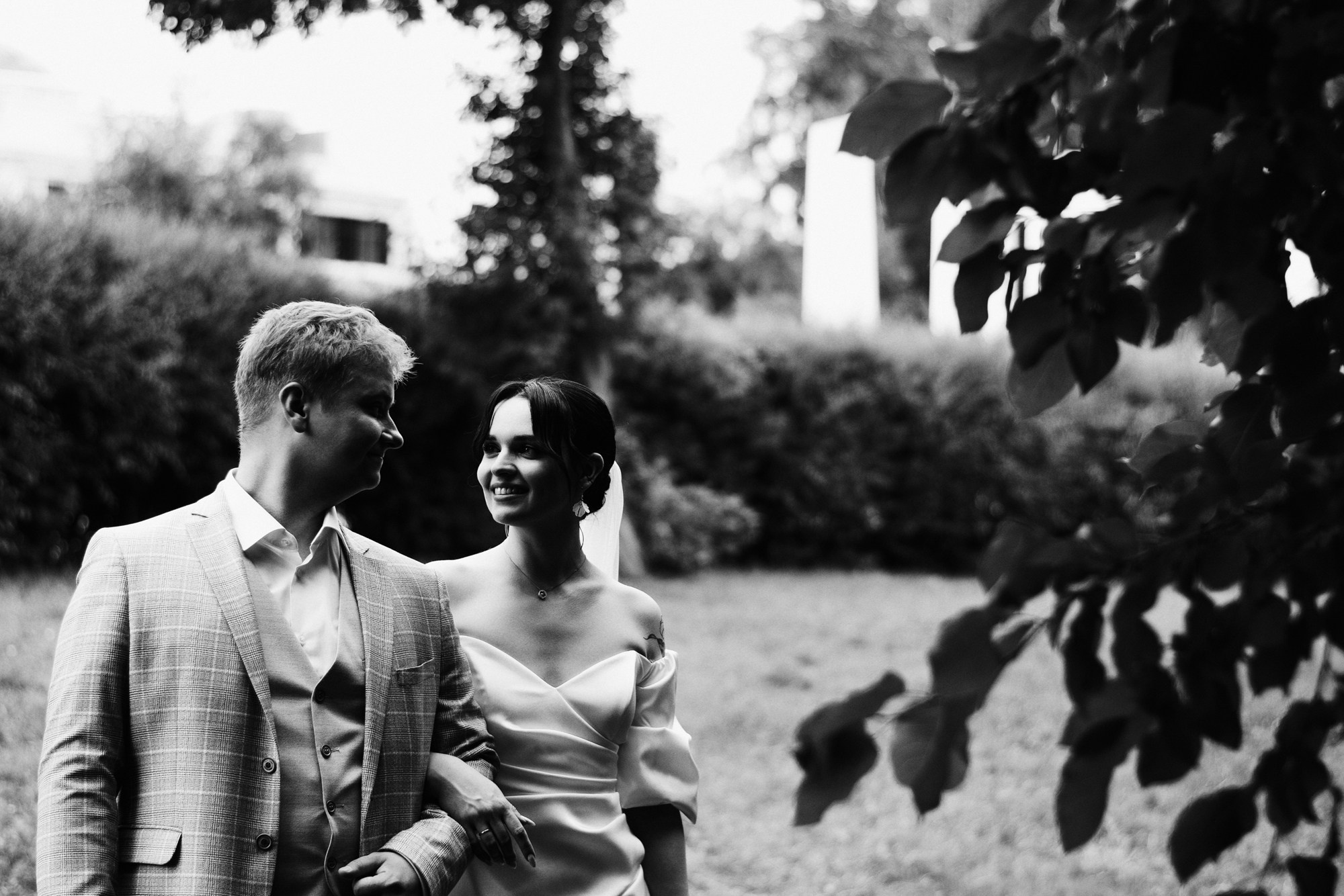 Свадебный фотограф Тюмень — Роман и Ксения: фотосессия с гостями и прогулка в парке. Портретный фотограф Тюмень Дарья Мустафина