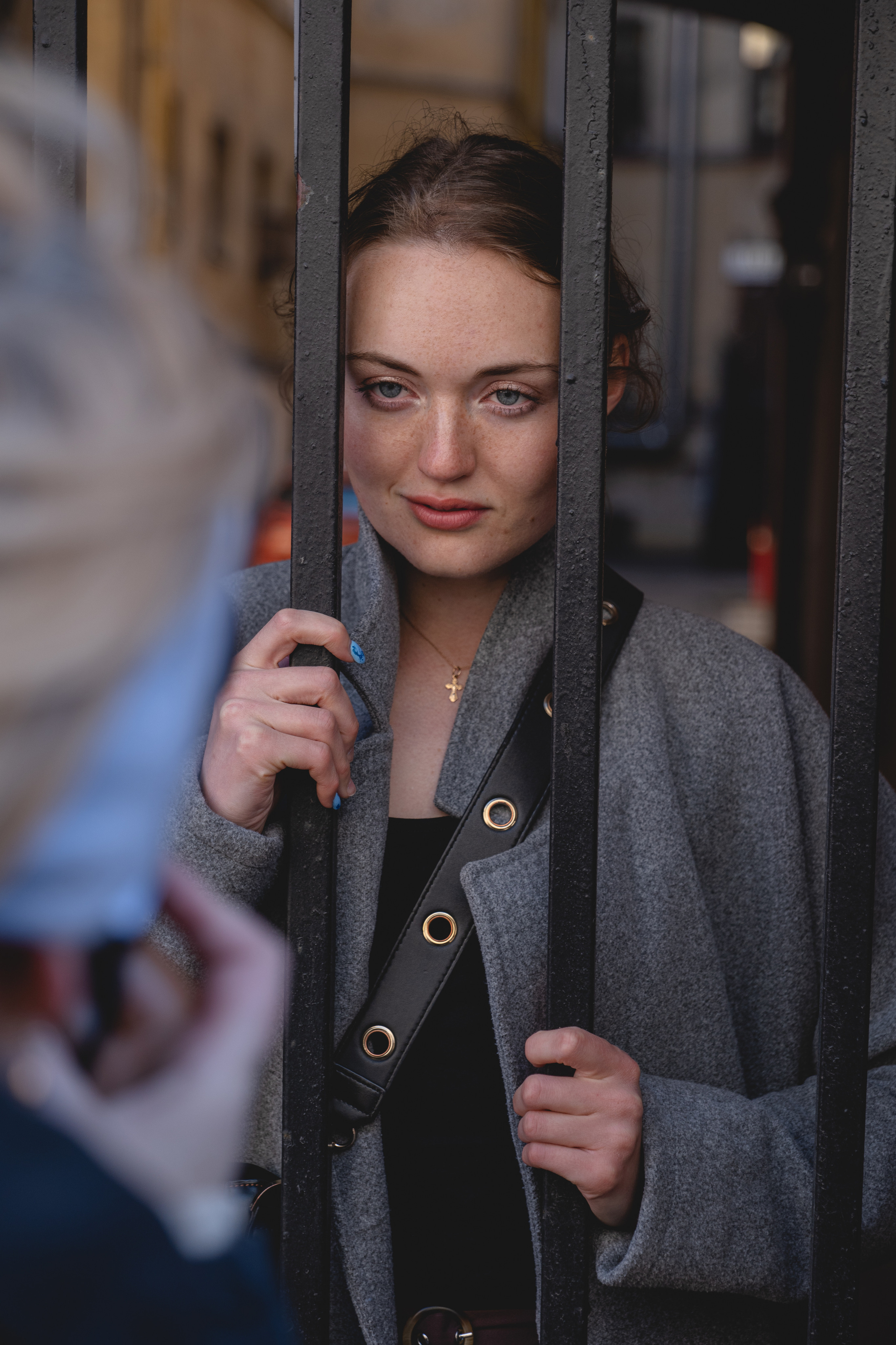 Алена — прогулка в городе в летний день. Фотосессия в Спб в студии, фотограф Панютина Марина
