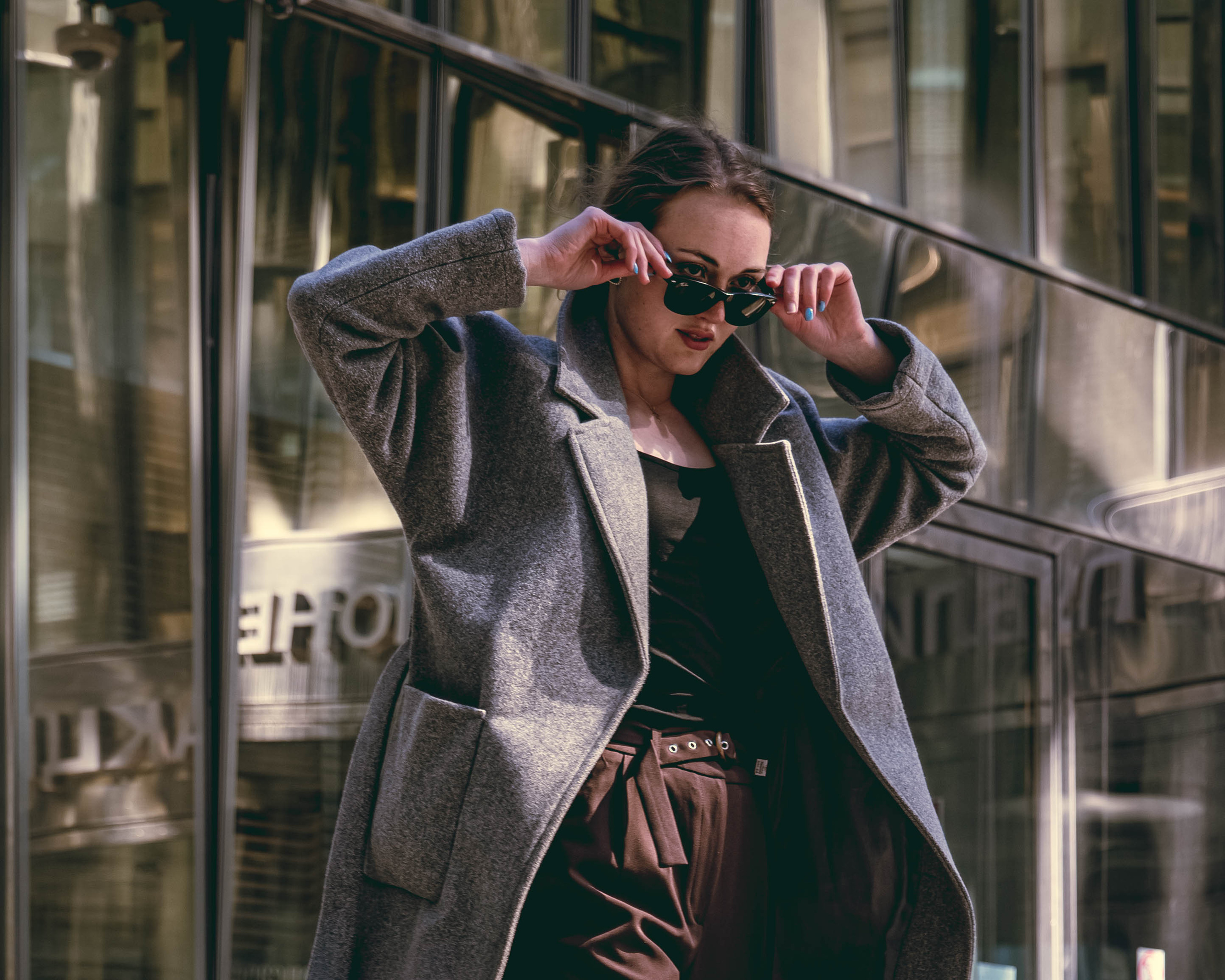 Алена — прогулка в городе в летний день. Фотосессия в Спб в студии, фотограф Панютина Марина