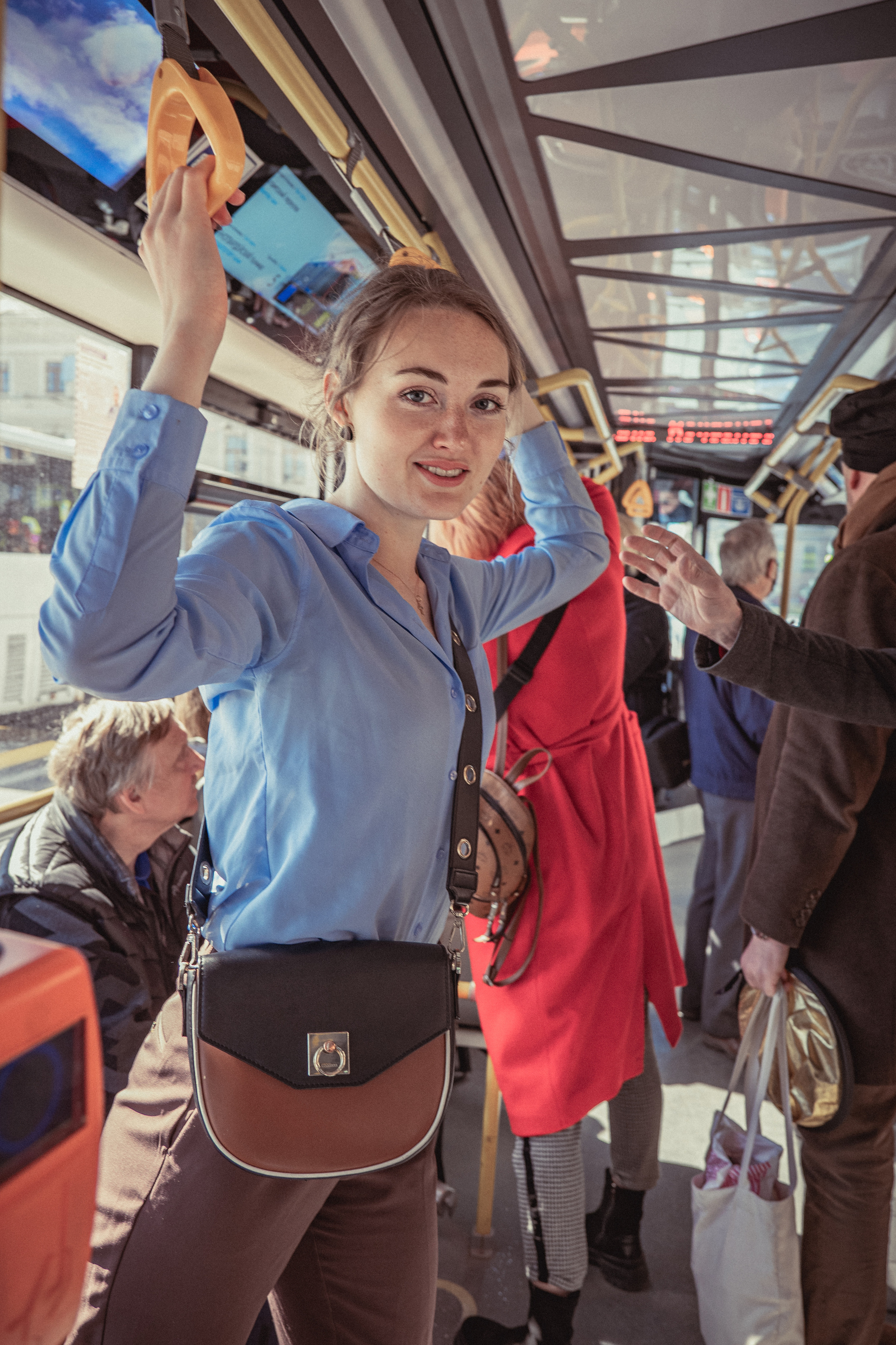 Алена — прогулка в городе в летний день. Фотосессия в Спб в студии, фотограф Панютина Марина