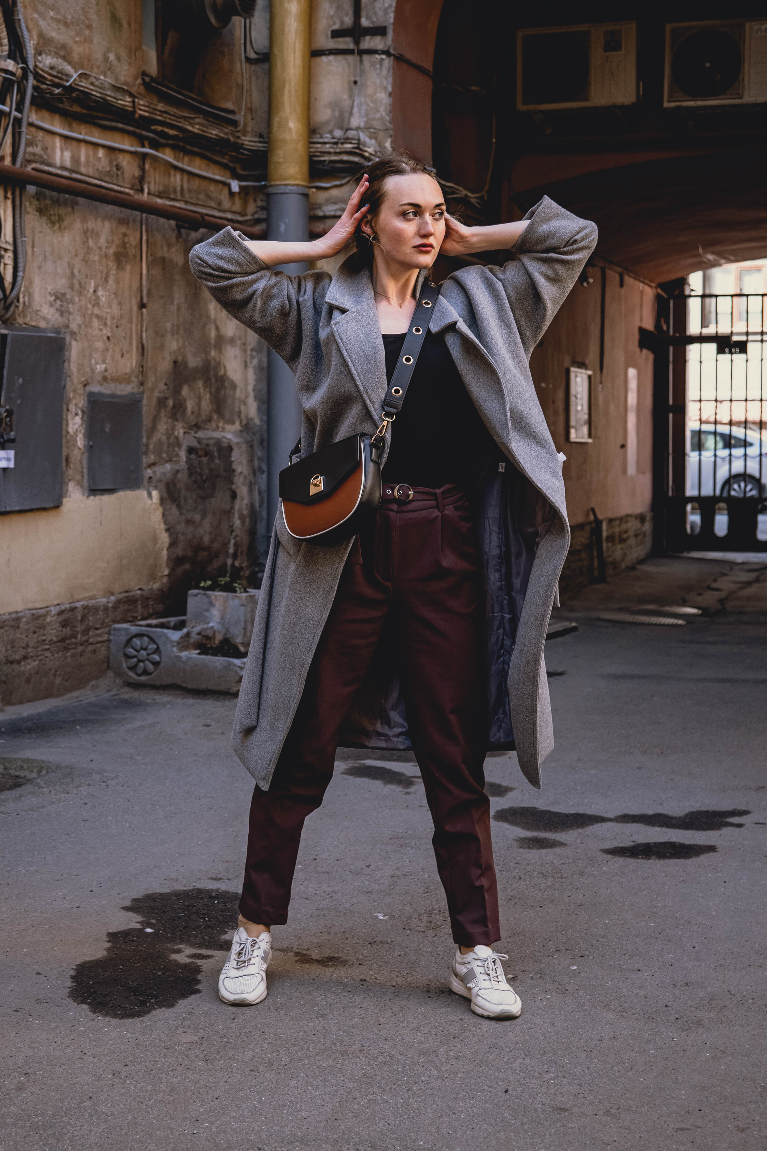 Алена — прогулка в городе в летний день. Фотосессия в Спб в студии, фотограф Панютина Марина