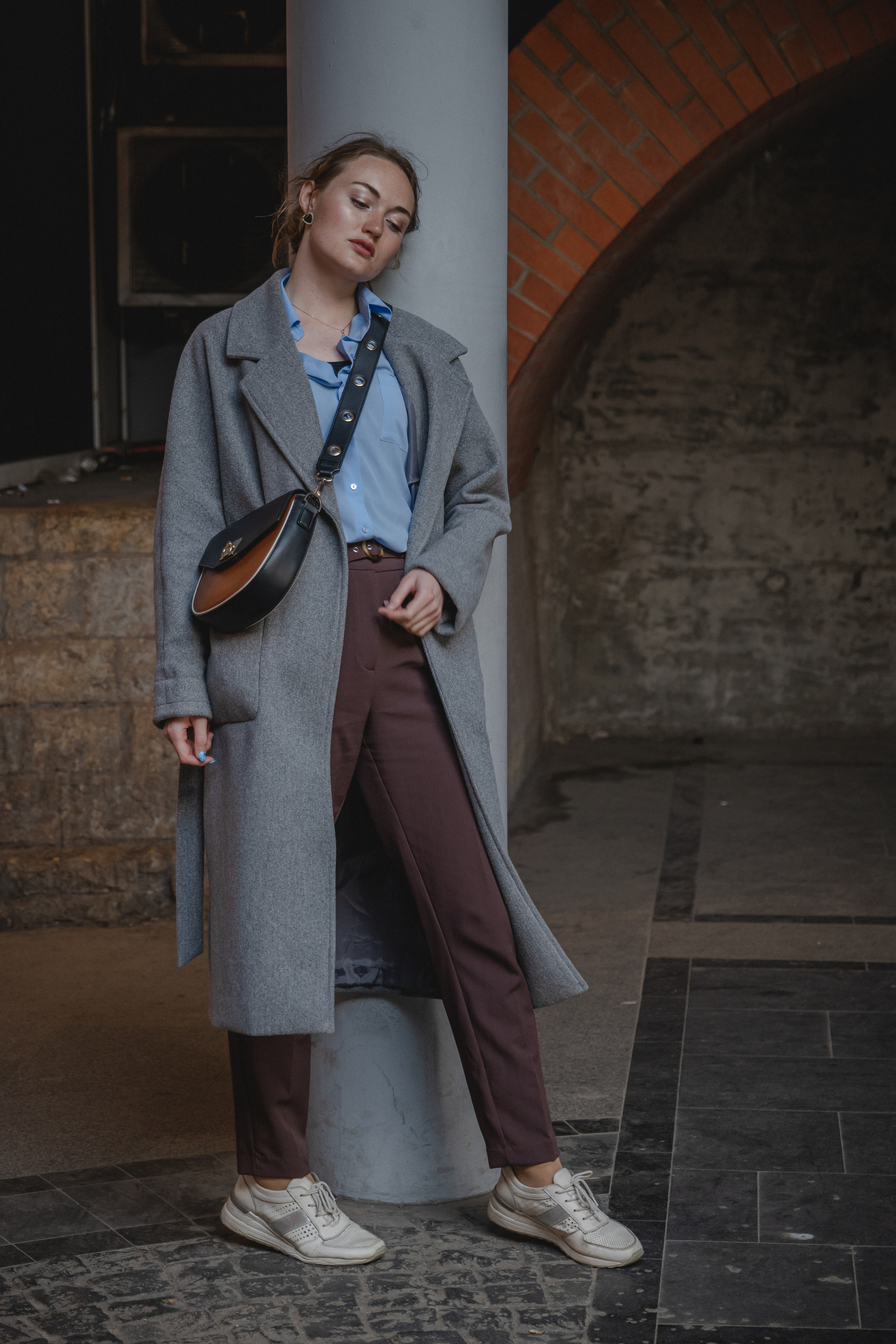 Алена — прогулка в городе в летний день. Фотосессия в Спб в студии, фотограф Панютина Марина