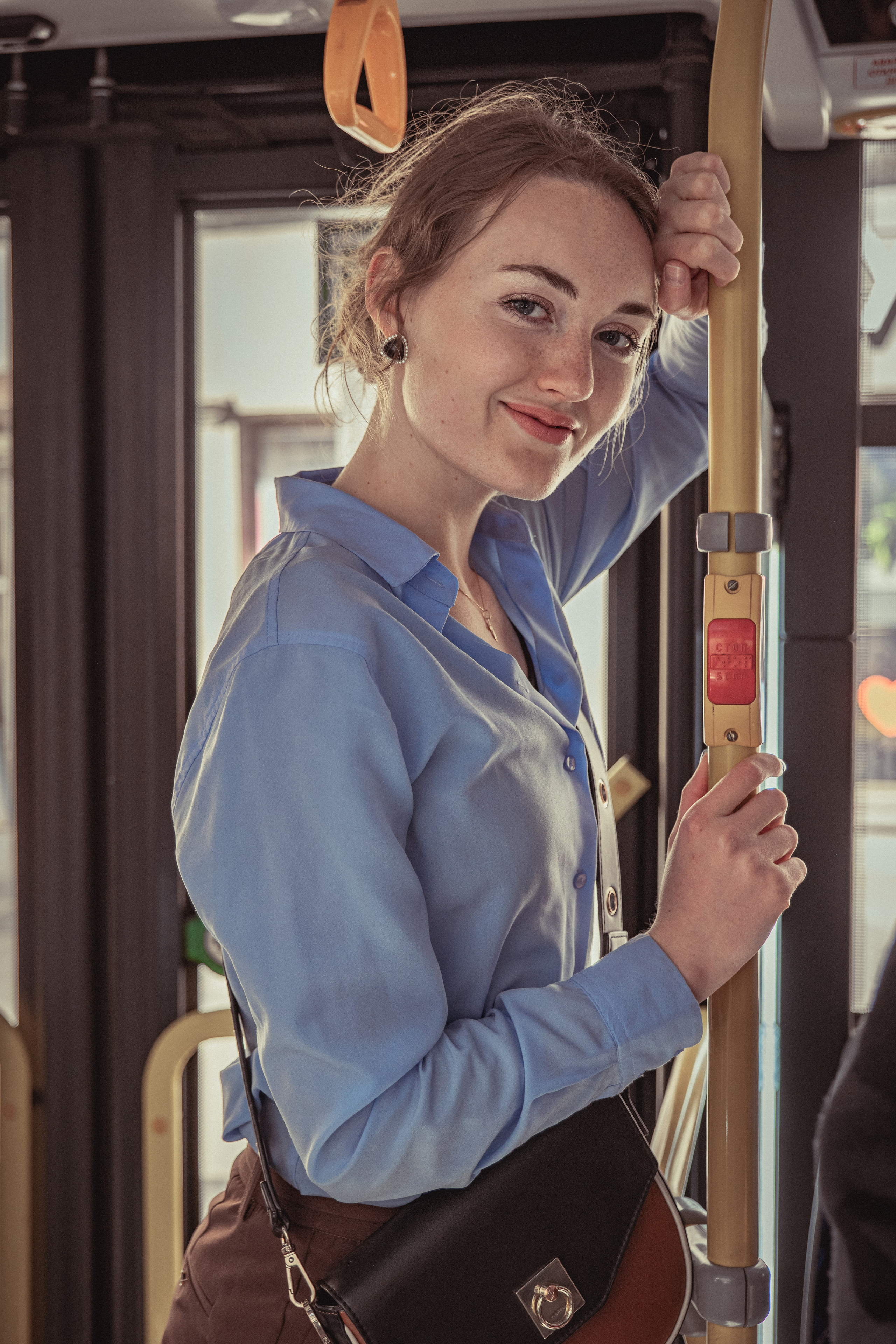 Алена — прогулка в городе в летний день. Фотосессия в Спб в студии, фотограф Панютина Марина