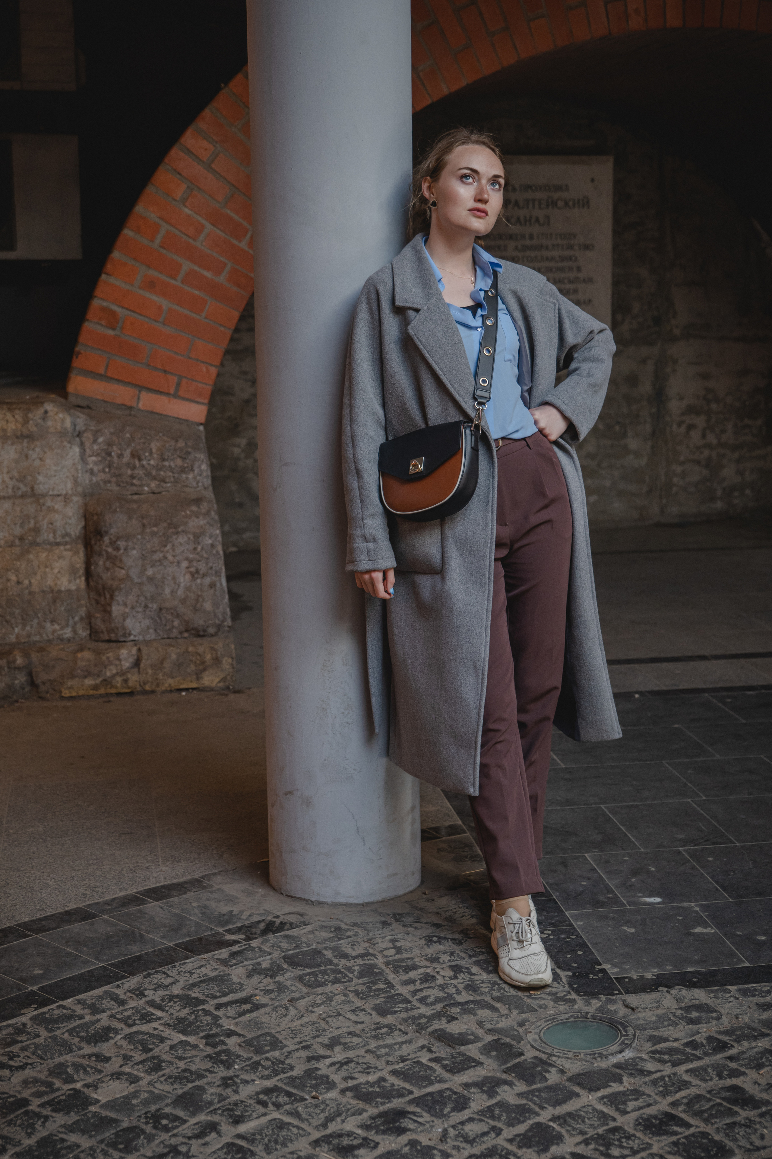 Алена — прогулка в городе в летний день. Фотосессия в Спб в студии, фотограф Панютина Марина