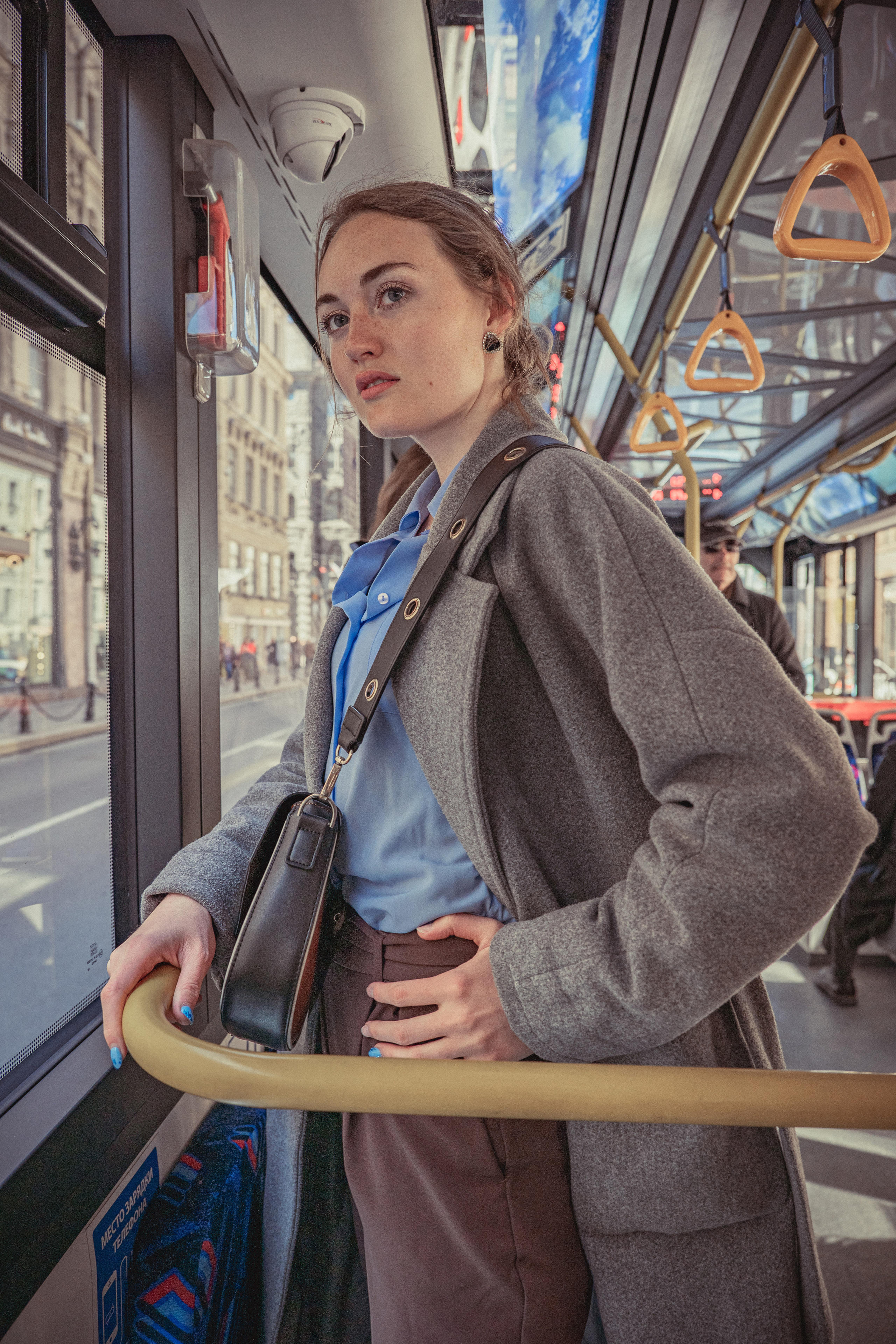 Алена — прогулка в городе в летний день. Фотосессия в Спб в студии, фотограф Панютина Марина