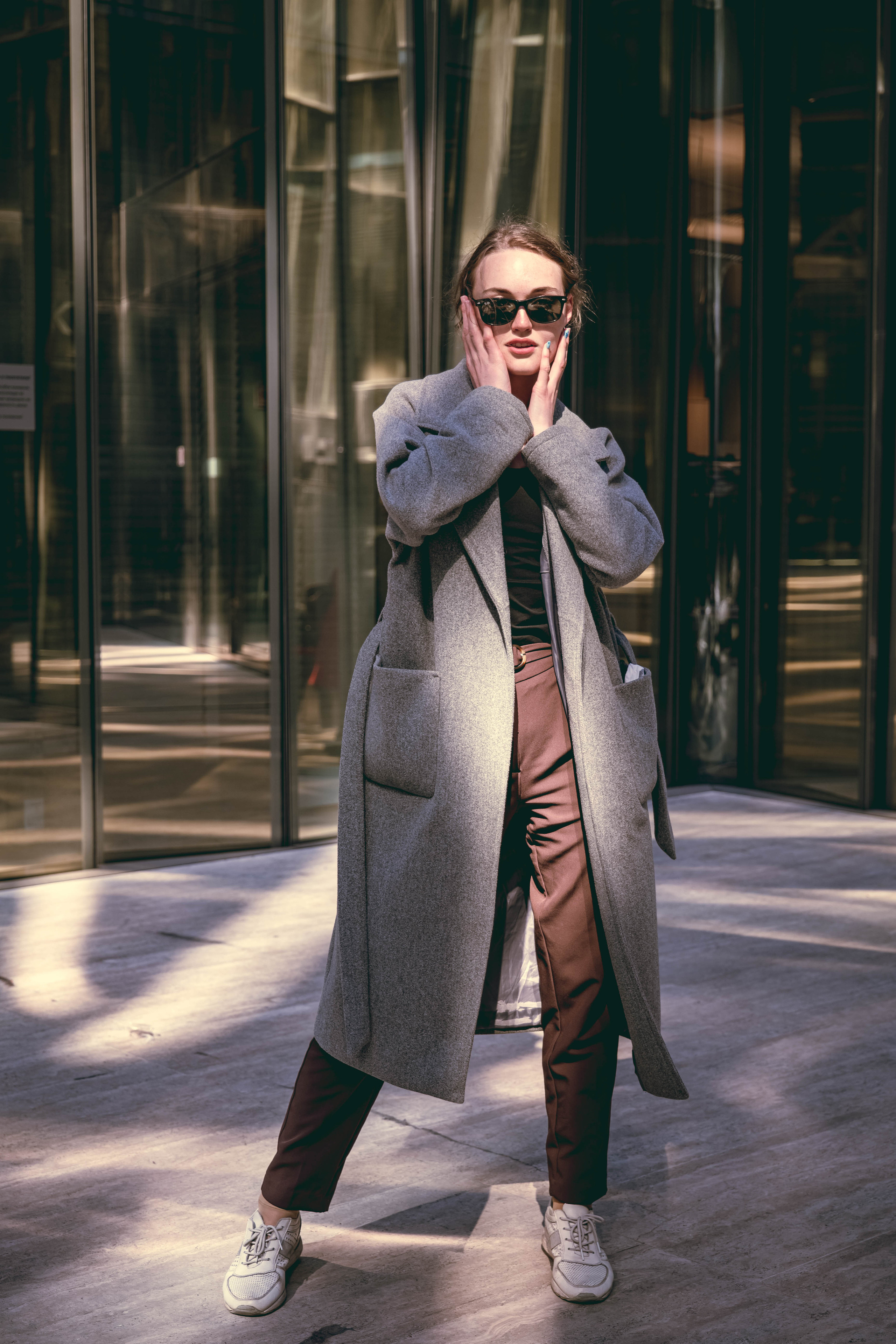 Алена — прогулка в городе в летний день. Фотосессия в Спб в студии, фотограф Панютина Марина