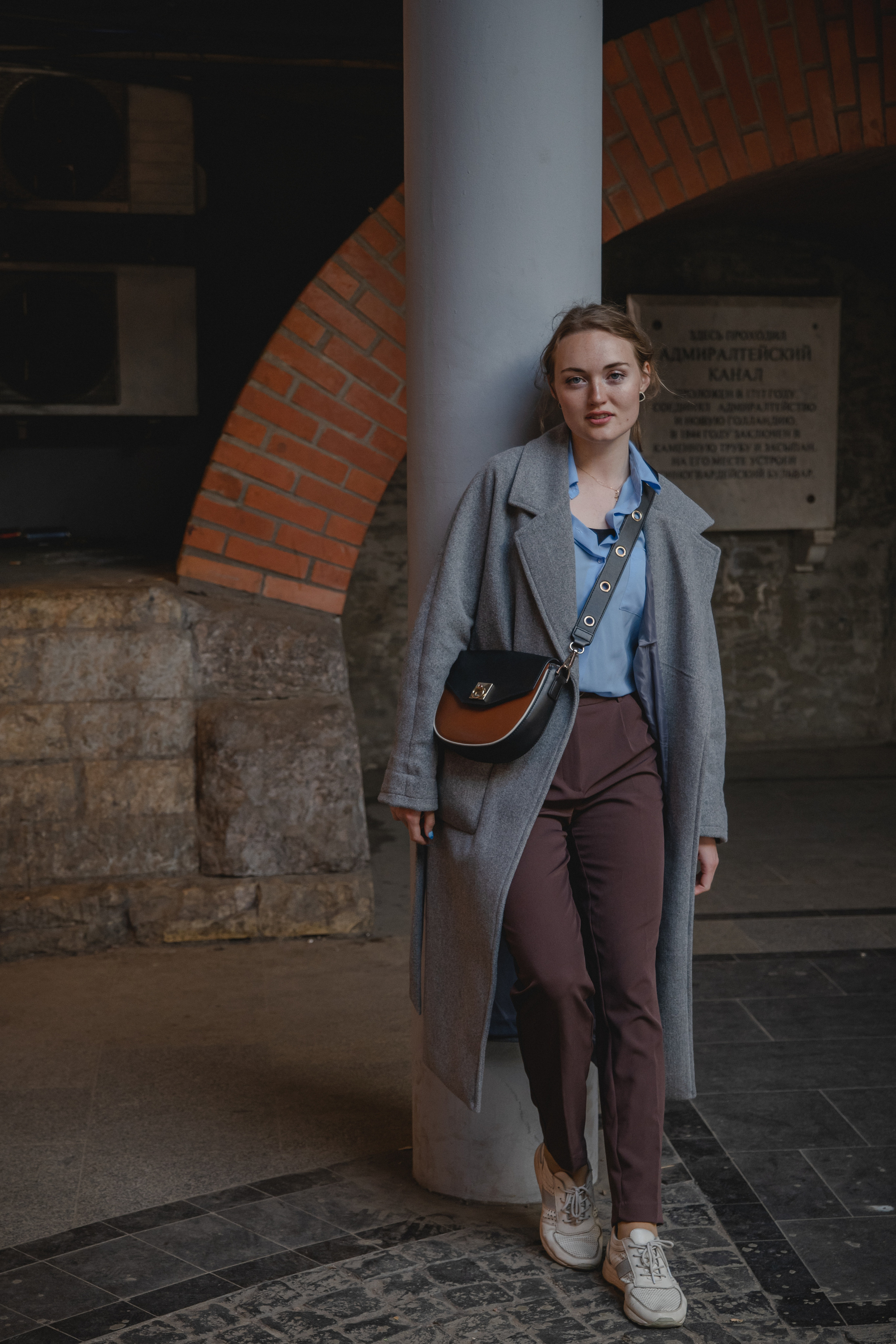 Алена — прогулка в городе в летний день. Фотосессия в Спб в студии, фотограф Панютина Марина