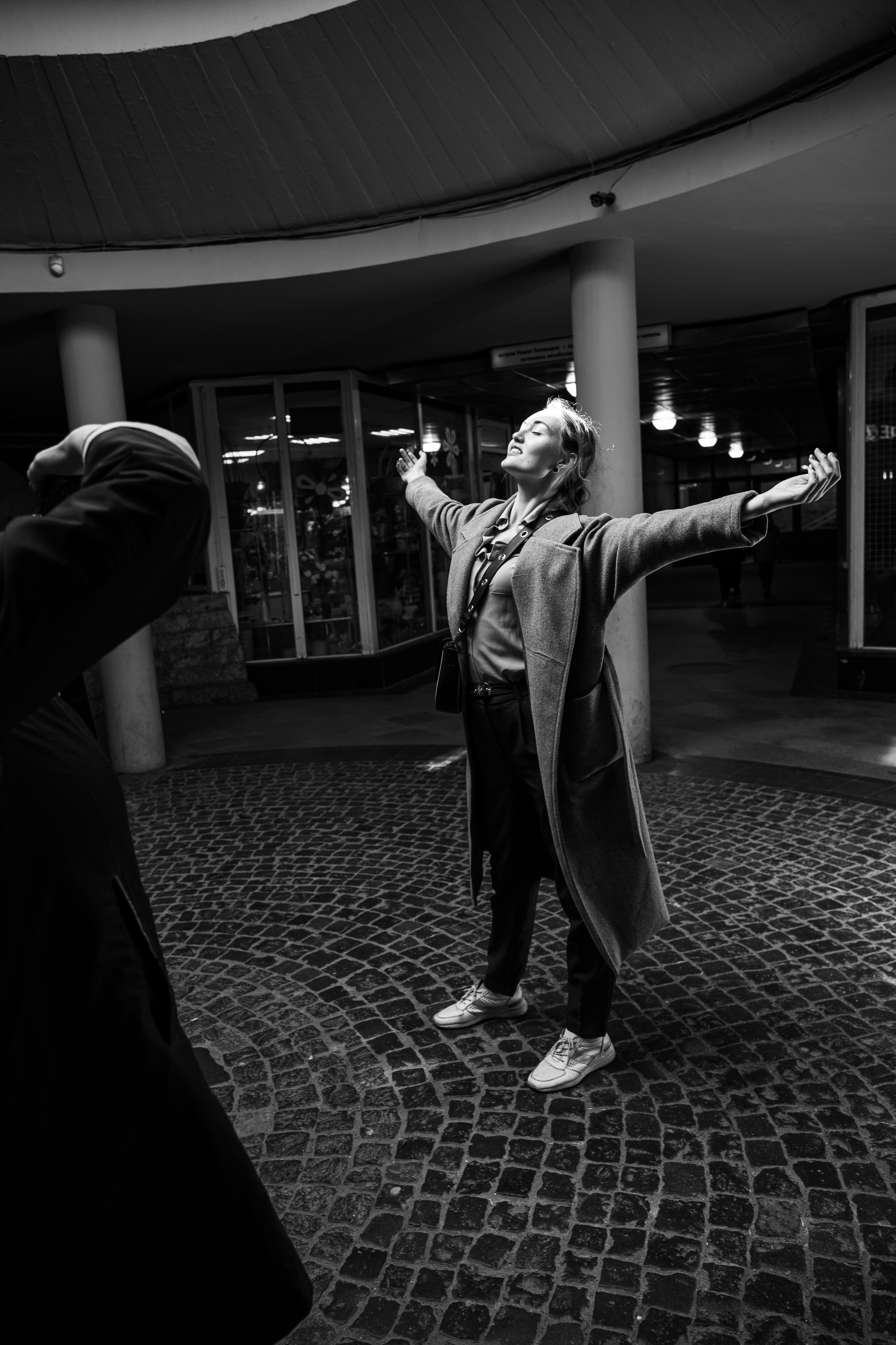 Алена — прогулка в городе в летний день. Фотосессия в Спб в студии, фотограф Панютина Марина