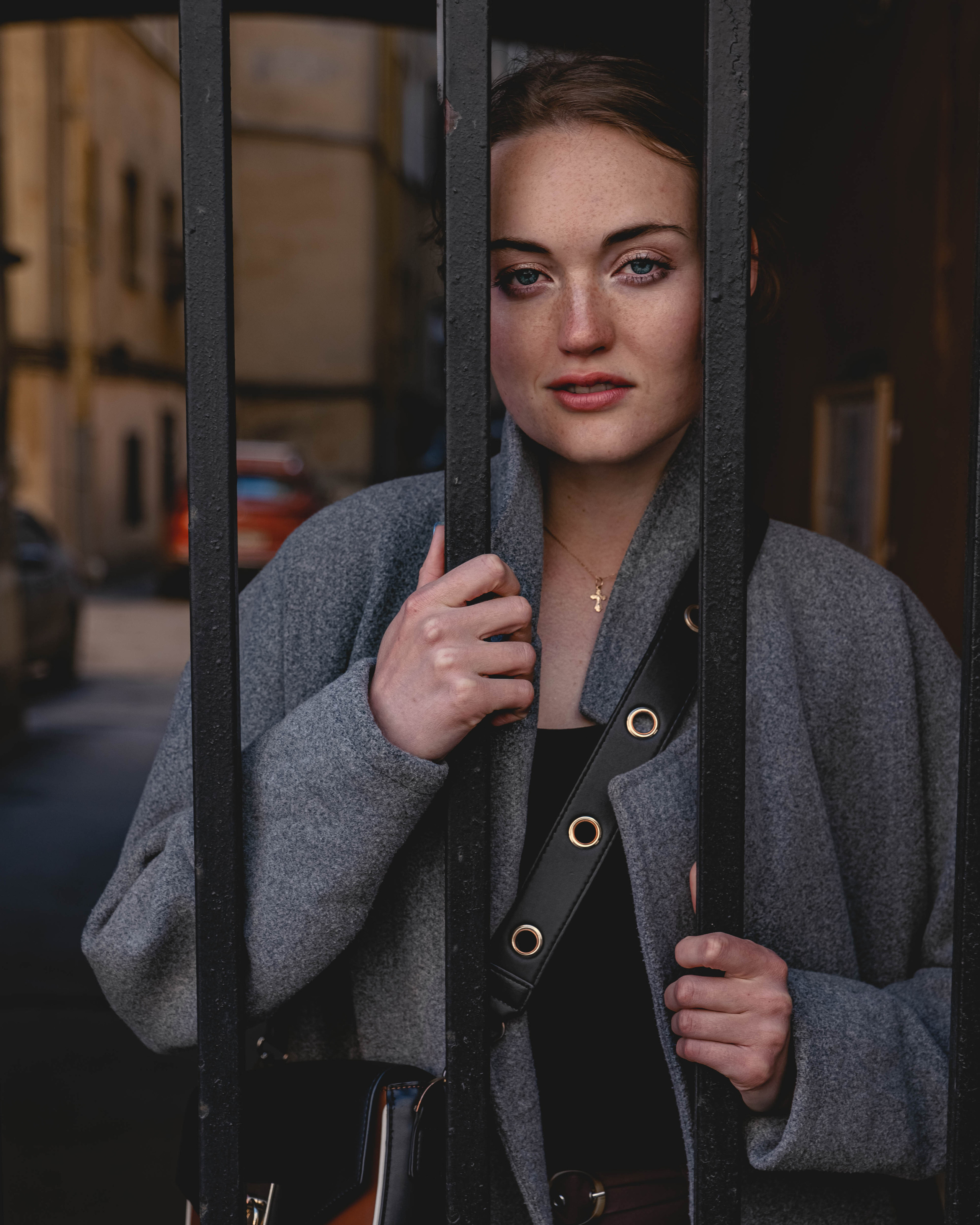 Алена — прогулка в городе в летний день. Фотосессия в Спб в студии, фотограф Панютина Марина