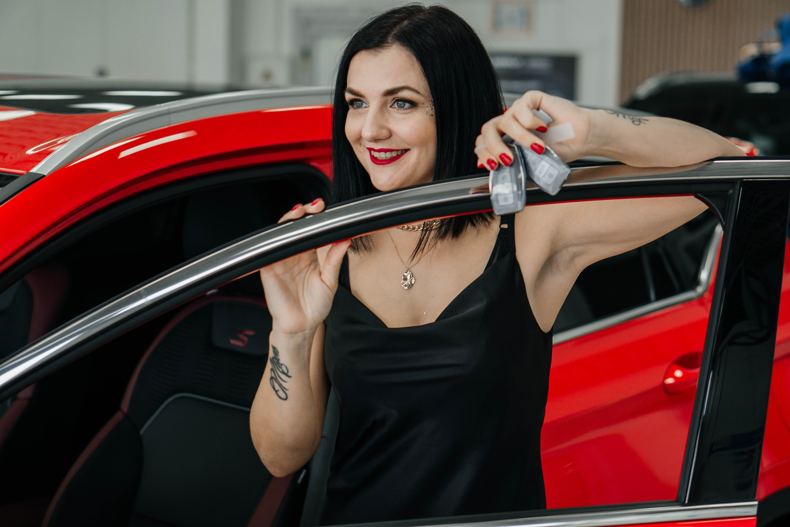 В автосалоне. Получение ключей от автомобиля. Женский, семейный и детский фотограф в Тюмени Диана Осипова