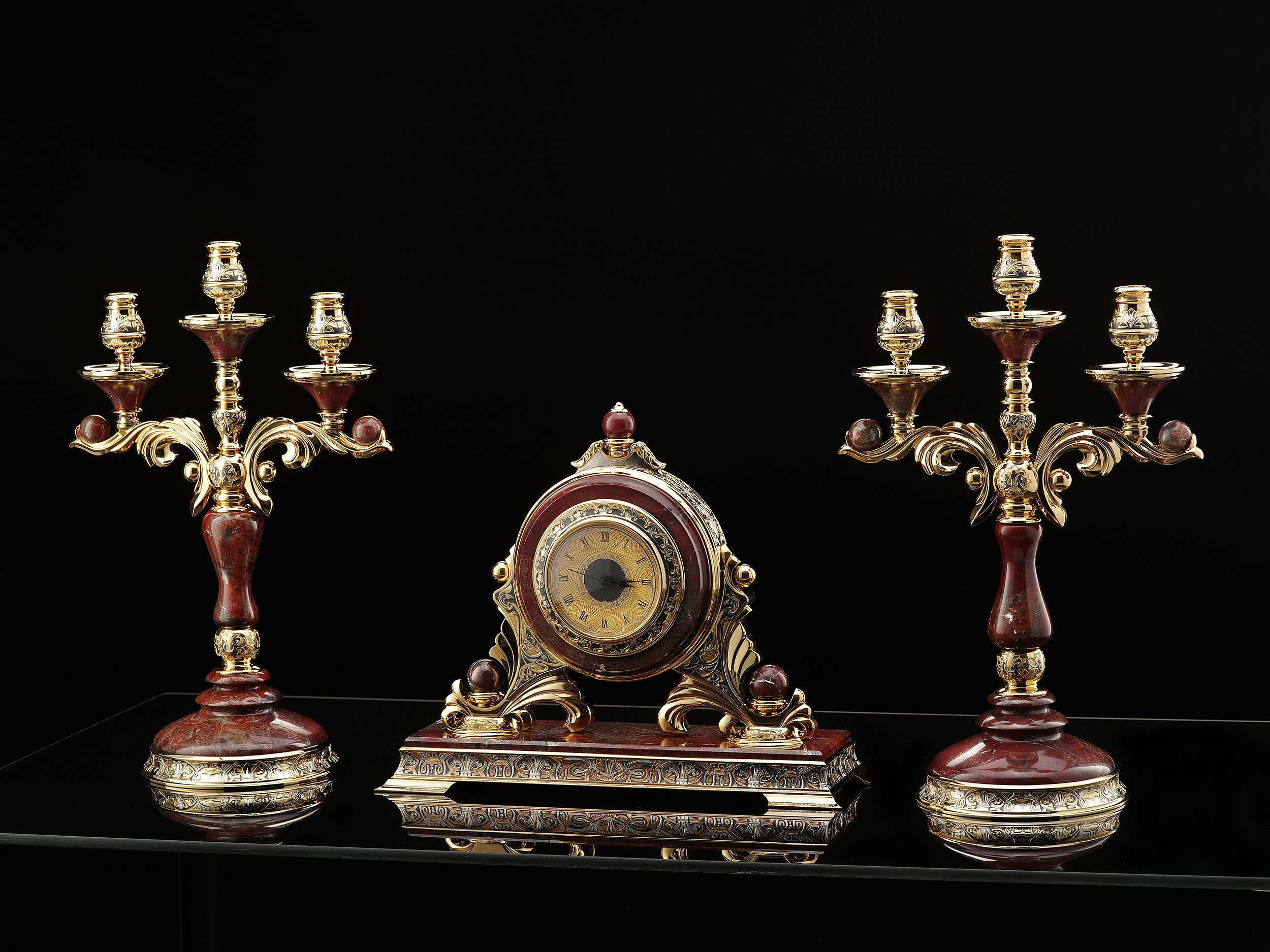 Изделия из драгоценных металлов. Предметная фотосъемка антиквариата, ювелирных украшений, камнерезных изделий, картин, предметов искусства и коллекционных предметов