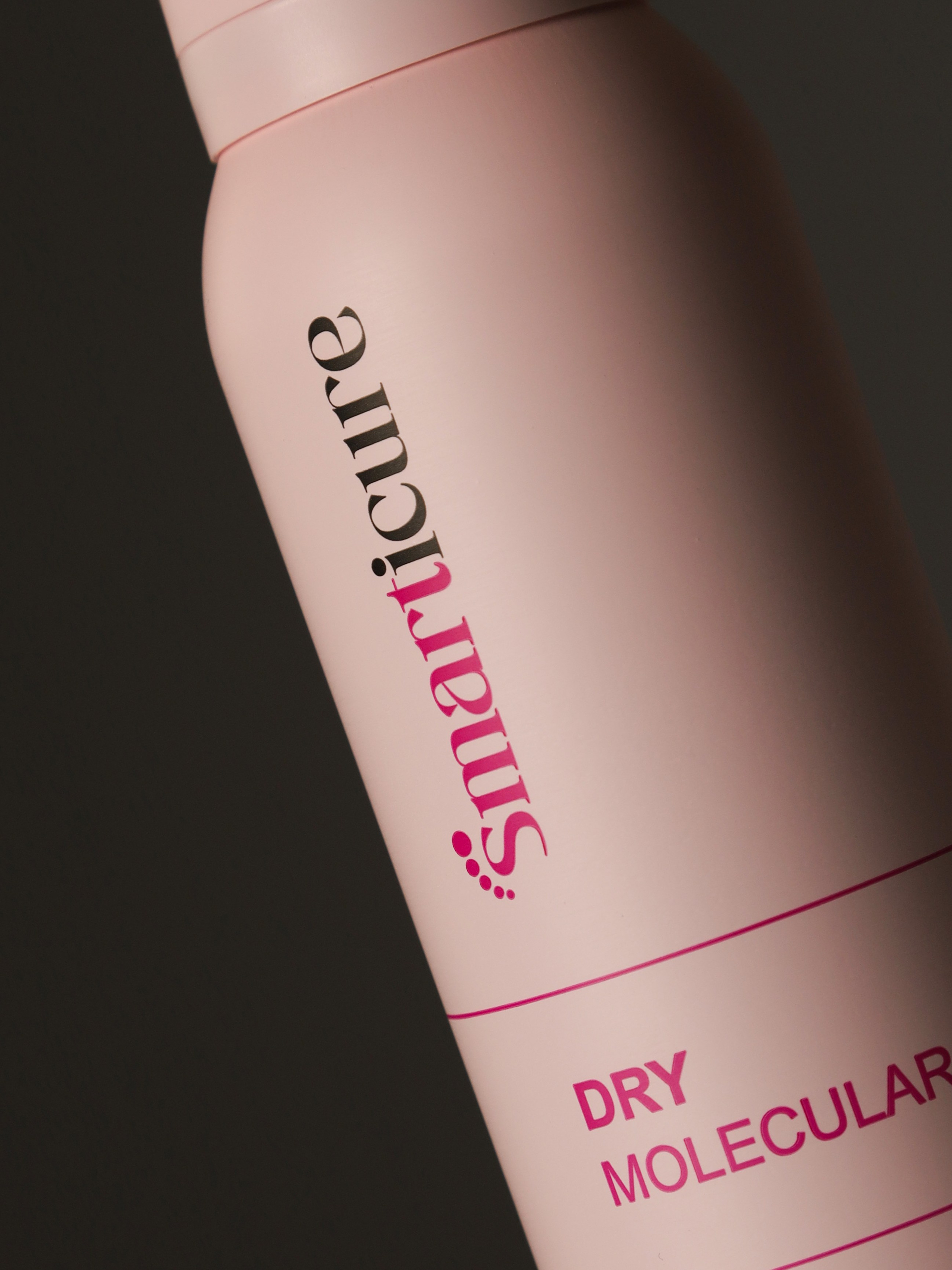 Фото бутылочки крема на темном фоне