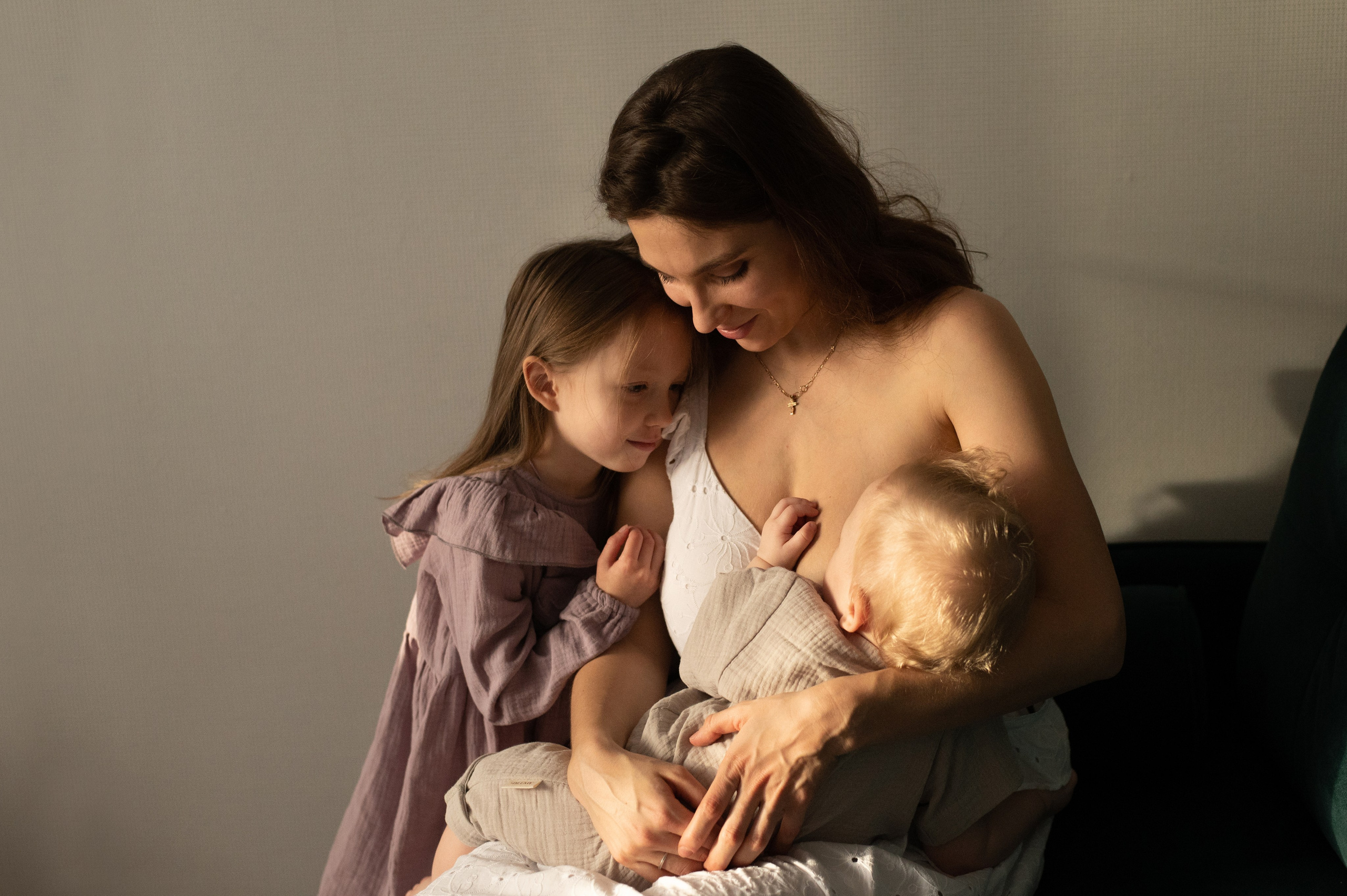 Съёмка семьи с новорожденным или малышом на ГВ. Семейный и детский фотограф в Москве Анна Оськина