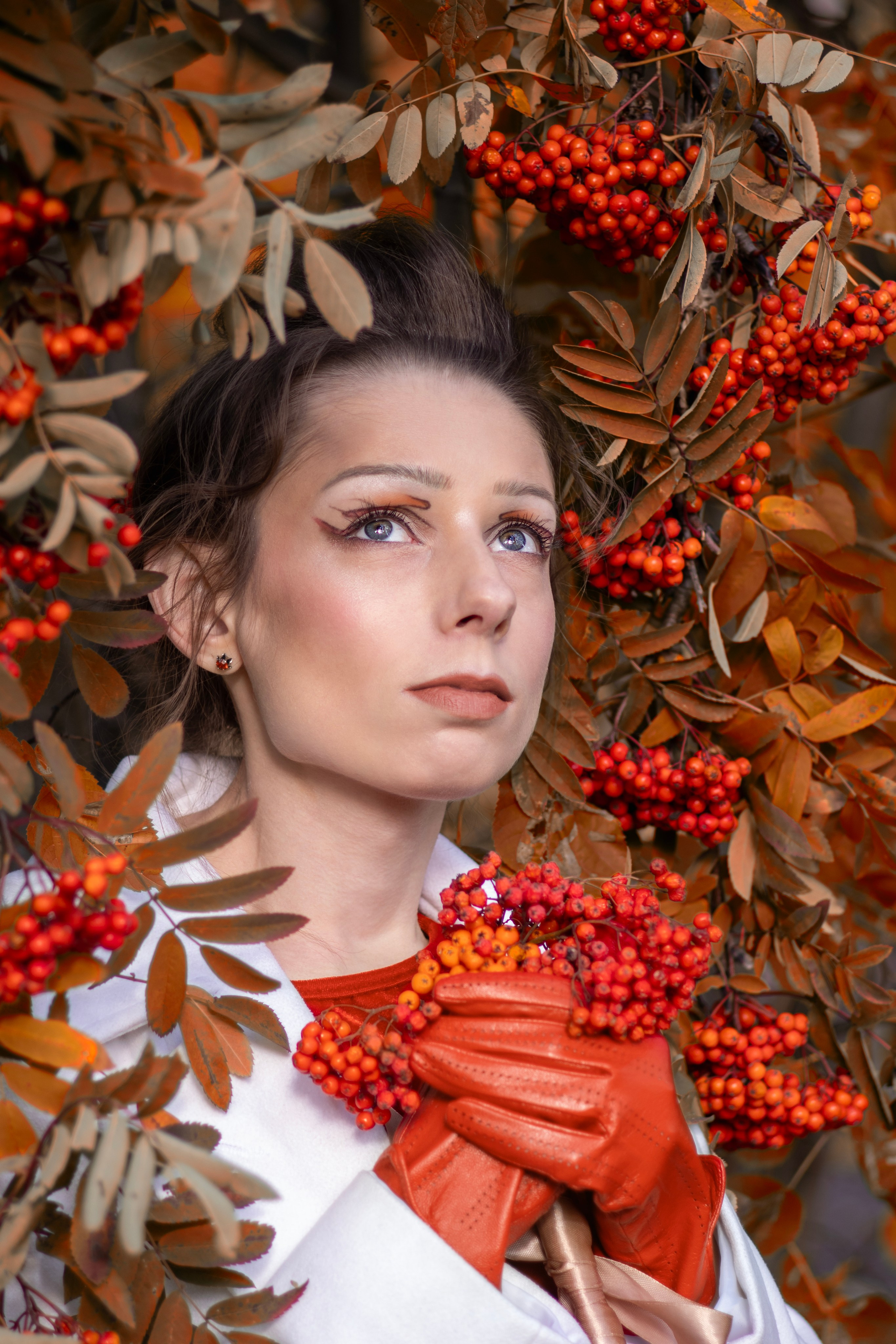 Лена с рябиной. Семейный и детский фотограф Антон Зорин