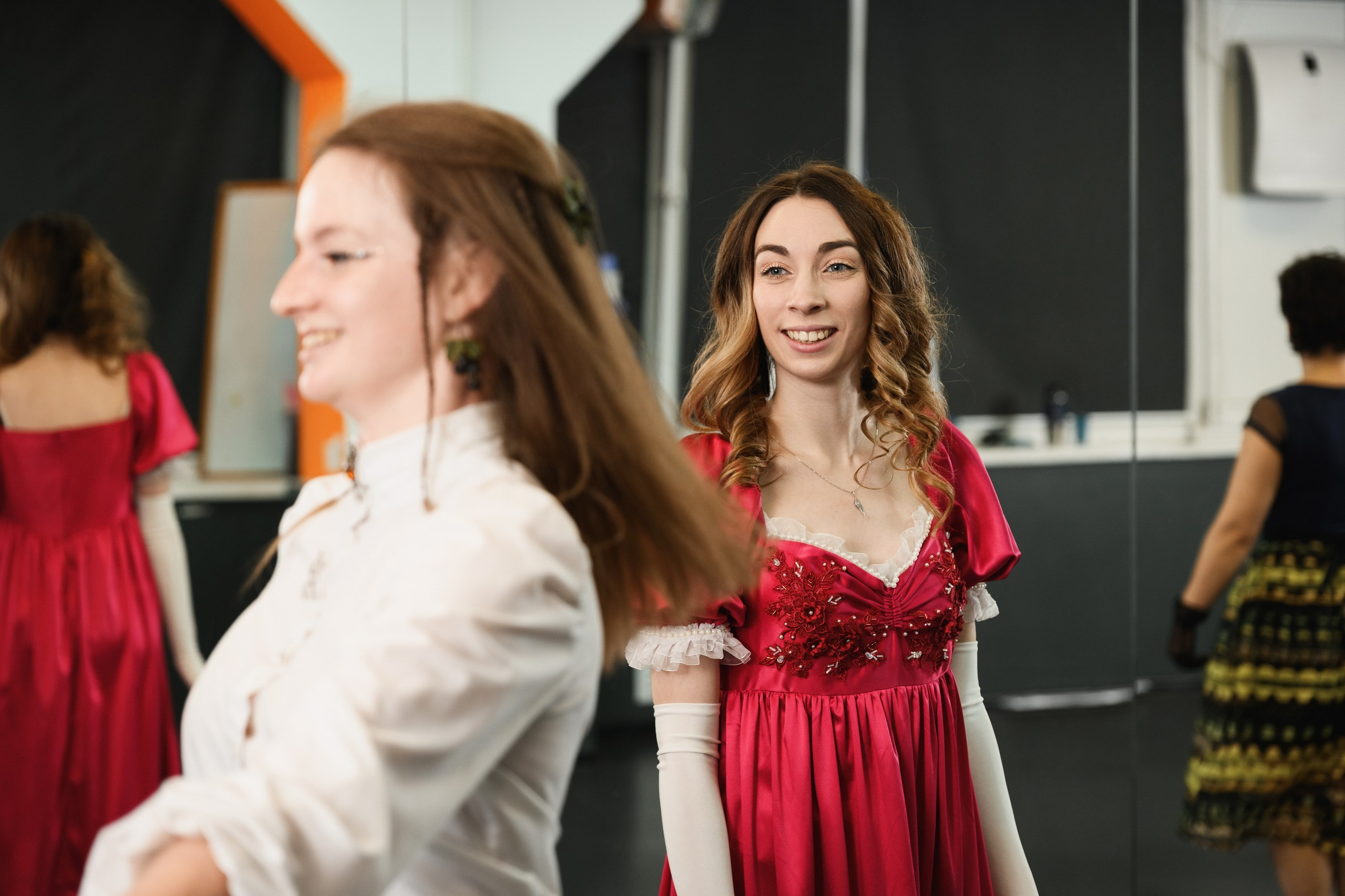 Обучение традиционным народным танцам в студии танца, фотогграф