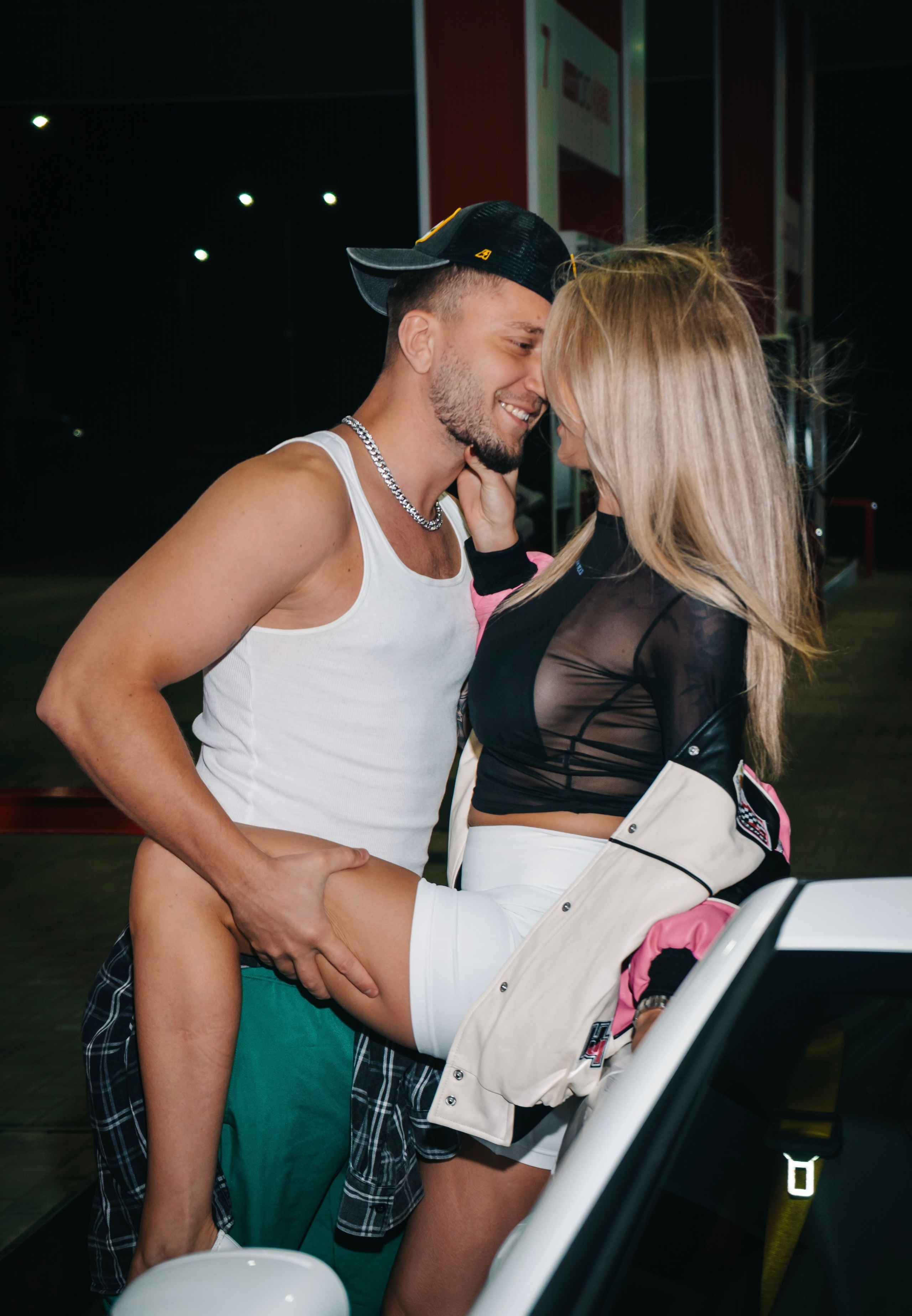 Lovestory на заправке. Фотограф Москва и Видеограф Москва