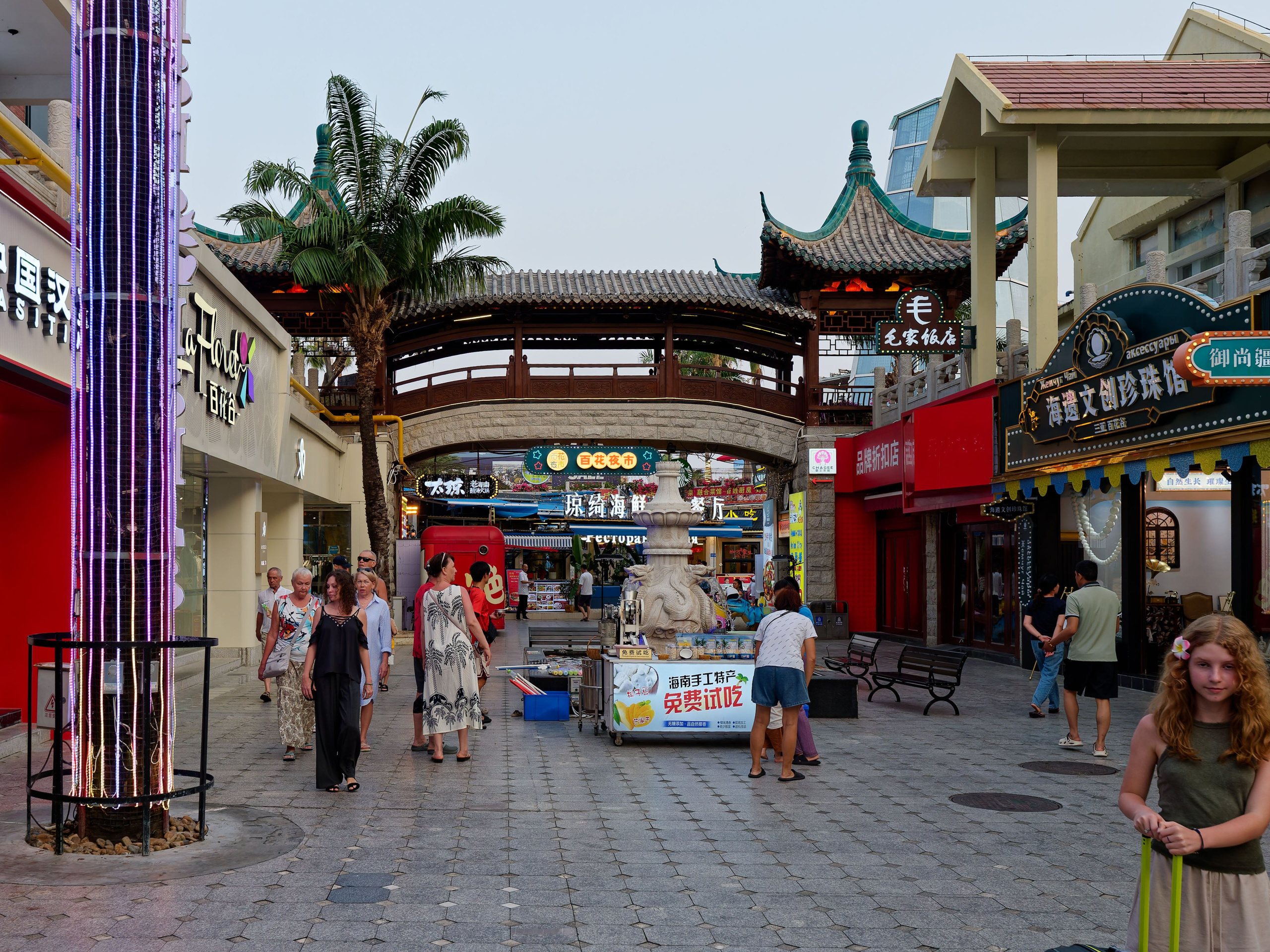 Хайнань 2026, Большой ночной базар в Ялунване. Фотопрогулки по Миру