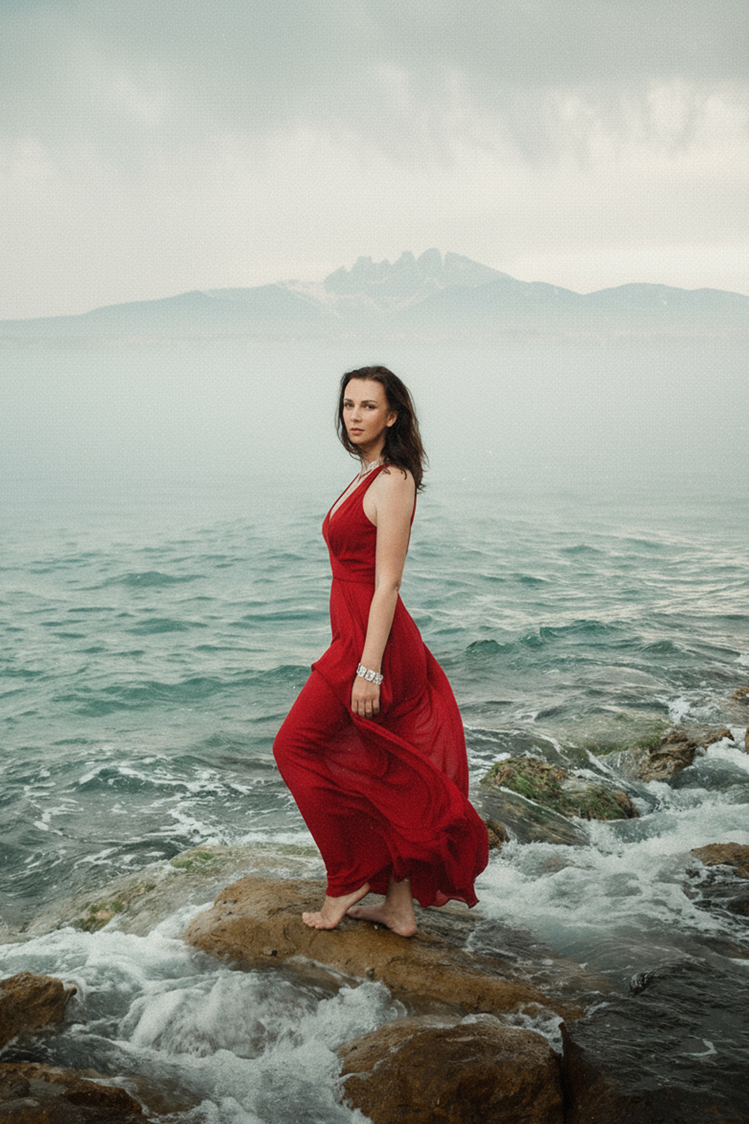 Женский портрет в красном платье на морском берегу. Яркая и эмоциональная выездная фотосессия.