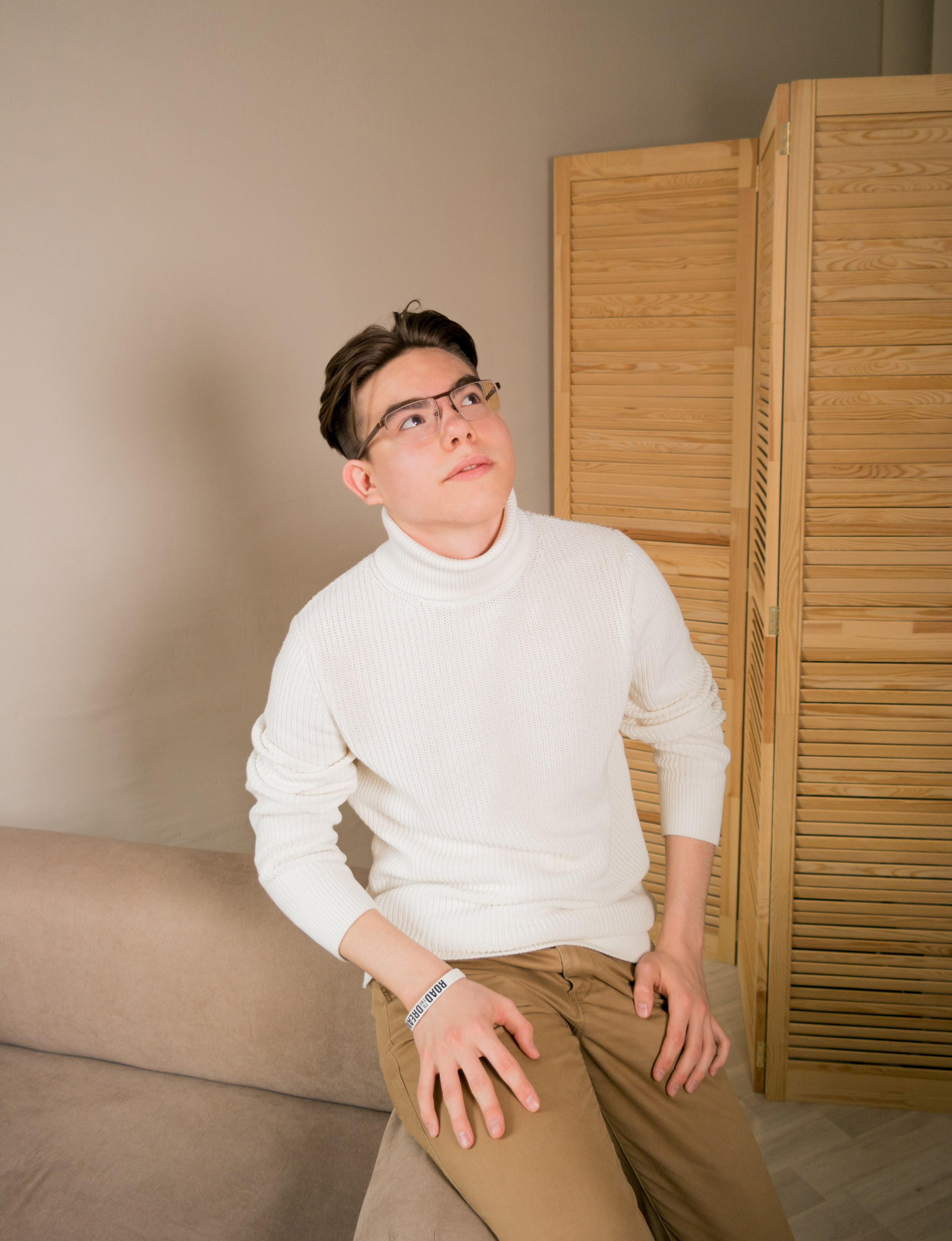 Фотосессии в Краснодаре для специалистов, коучей, экспертов. AI Фотограф Краснодар: мужские и женские фотосессии, стилизация съемки. Нейро-фотосессии онлайн