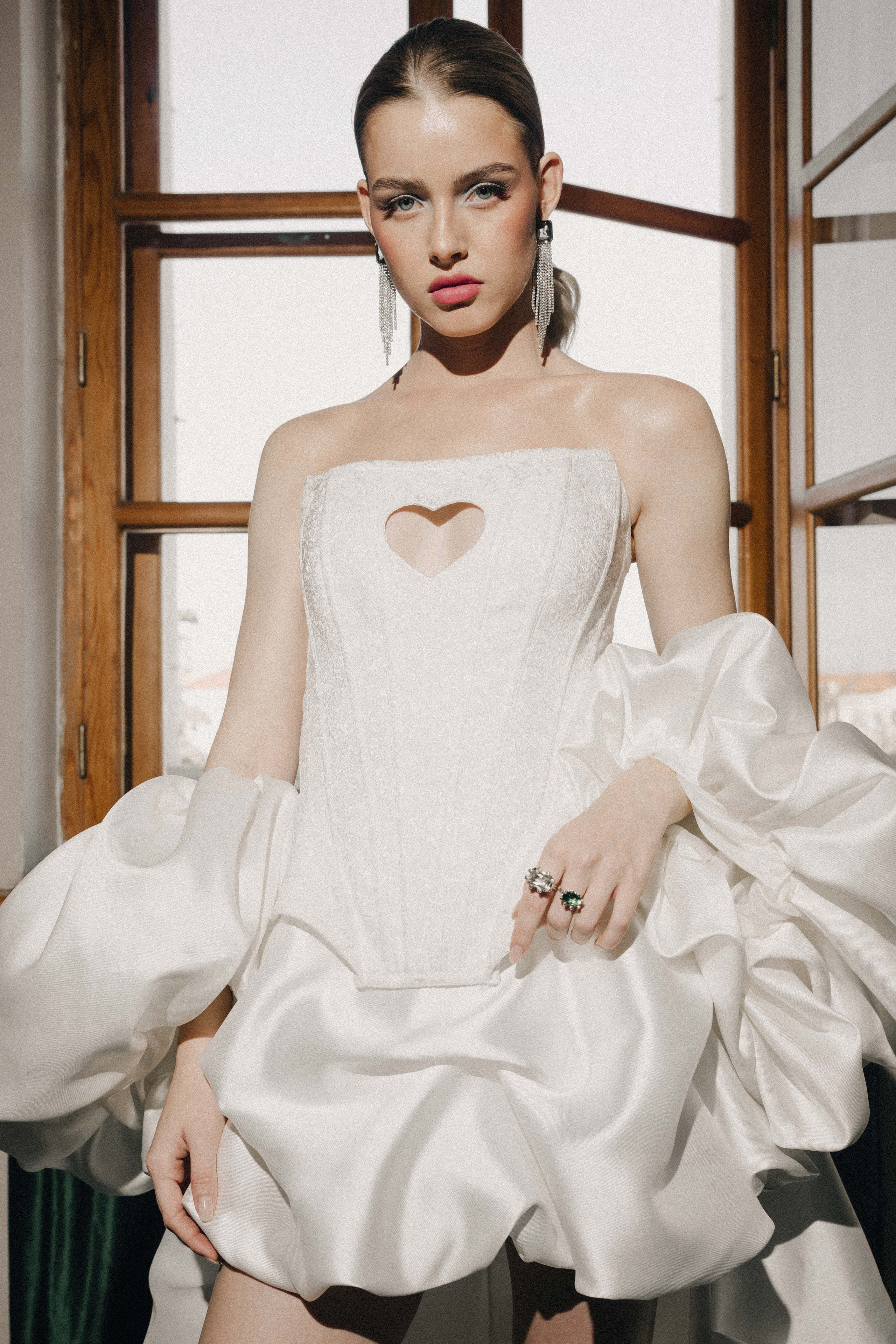 Счастливая пара позирует на свадебной фотосессии на фоне зеленой ткани в театре ,фэшн съемка ,топ 100 — свадебный фотограф Алена Межевова