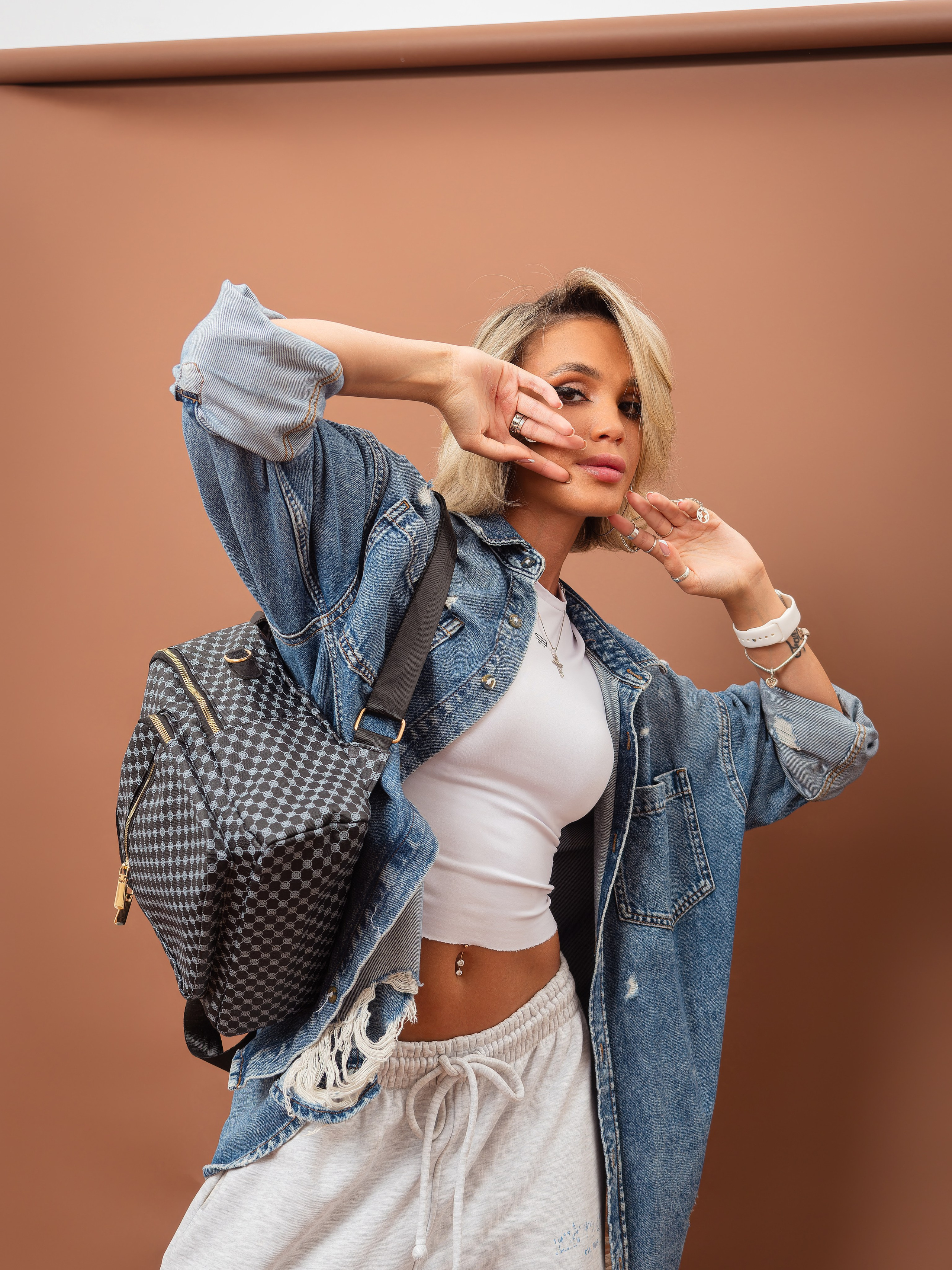 Образ с акцентом на аксессуаре в предметной модельной съемке.